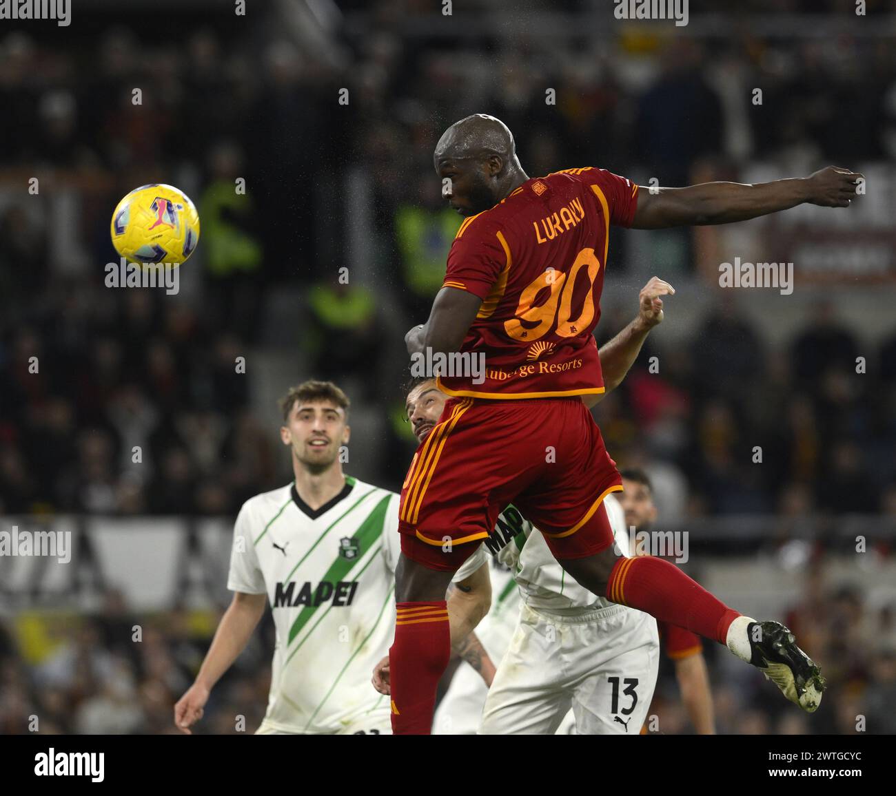 Rome, Italie. 17 mars 2024. Romelu Lukaku (top) participe à un match de football de Serie A entre Roma et Sassuolo à Rome, Italie, le 17 mars 2024. Crédit : Augusto Casasoli/Xinhua/Alamy Live News Banque D'Images