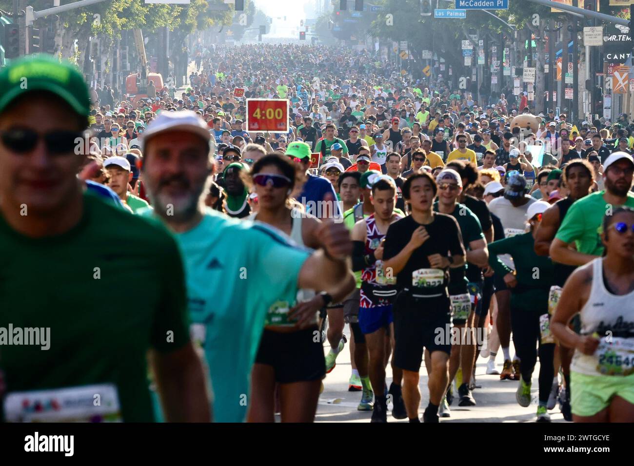 Los Angeles, États-Unis. 18 mars 2024. Les coureurs descendent Hollywood Blvd lors du 39e Marathon de Los Angeles à Los Angeles, États-Unis, le 17 mars 2024. Crédit : Xinhua/Alamy Live News Banque D'Images