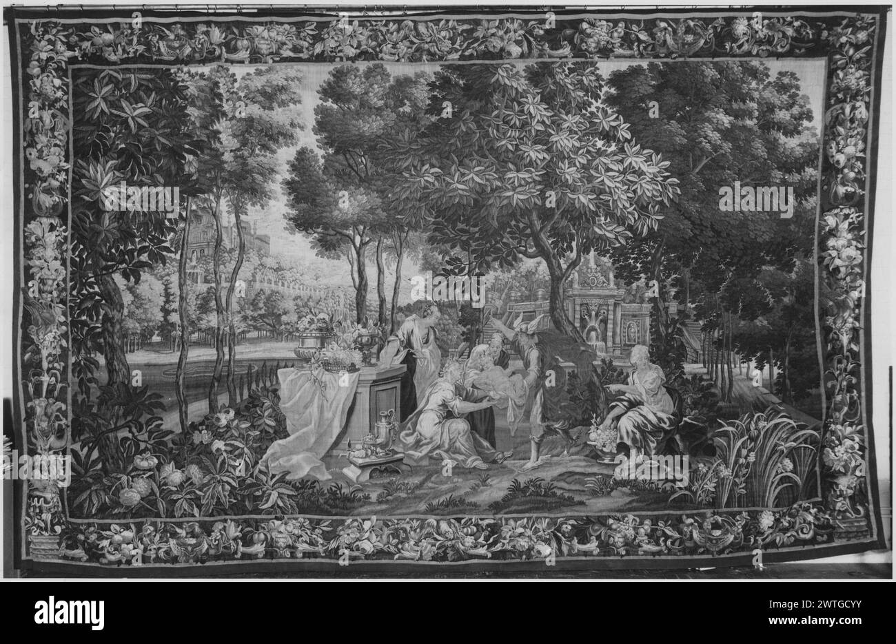 Mercure remet bébé Bacchus aux nymphes de Nysa. Unknown c. 1680-1710 tapisserie dimensions : H 11' x l 15'3' tapisserie matériaux/techniques : inconnu culture : Centre de tissage flamand : Oudenaarde histoire de propriété : Français & Co. acheté de Charles 11/15/1915. En forêt, Mercure donne Bacchus nourrisson à un groupe de nymphes assises, une autre nymphe se tient à proximité, reposant sur un grand piédestal de pierre recouvert de tissu et bols de fruits (BRD) torsadant des guirlandes de fleurs et de fruits entrecoupées d'oiseaux Français et Co. feuille de stock dans les archives, 3076 Banque D'Images