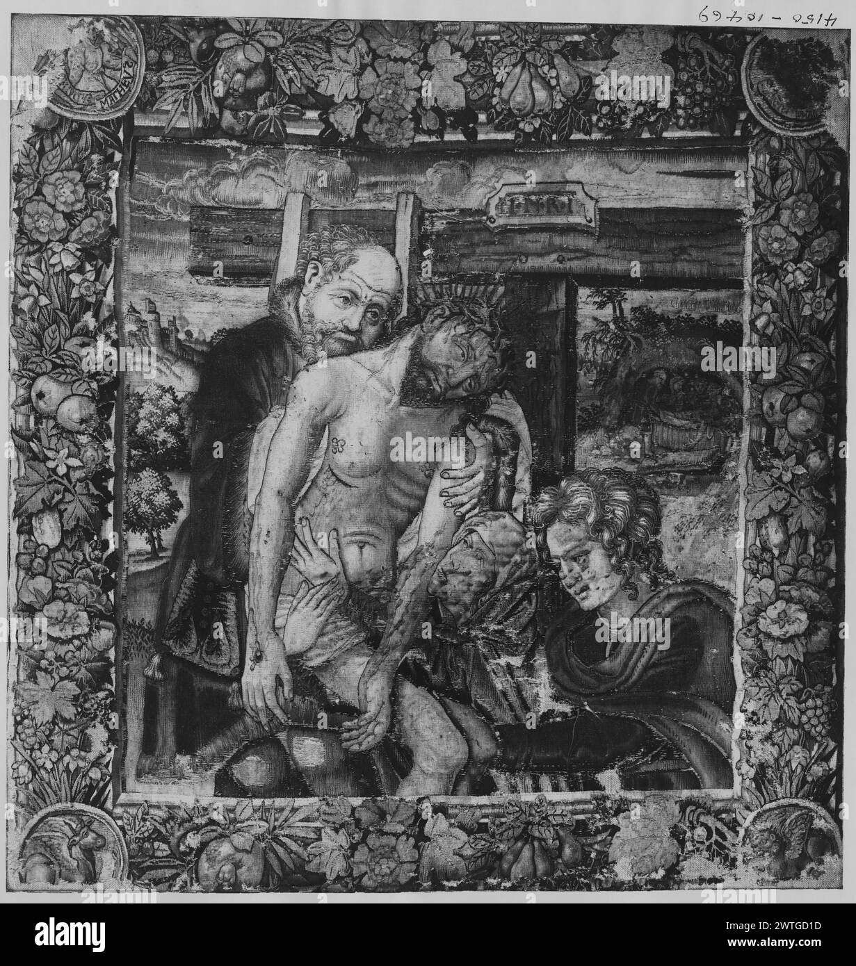 Dépôt (descente de croix). Inconnu c. 1520-1525 tapisserie matériaux / techniques : inconnu culture : Centre de tissage du Sud des pays-Bas : inconnu historique de propriété : Lady Lampson coll. French & Co. acheté chez Lewis Simmons le 20/11/1919. Inscriptions : inscription dans le champ central, sur la croix : INRI [=Iesus Nazarenus Rex Iudaeorum] inscriptions : inscriptions dans les médaillons de bordure [non visibles sur la photo sauf en haut à gauche] : MATHEVS Christ est descendu de la croix par SS. Nicodème et Joseph d'Arimathée avec l'aide de la Vierge Marie ; paysage en arrière-plan (BRD) guirlandes de fleurs et fru surdimensionné Banque D'Images