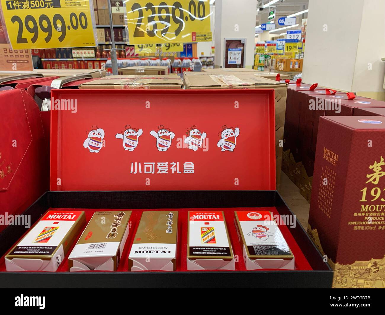 NANNING, CHINE - 14 MARS 2024 - divers types de liqueur Maotai sont vendus à un comptoir dans un magasin Moutai à Nanning, Guangxi Zhuang auto en Chine du Sud Banque D'Images