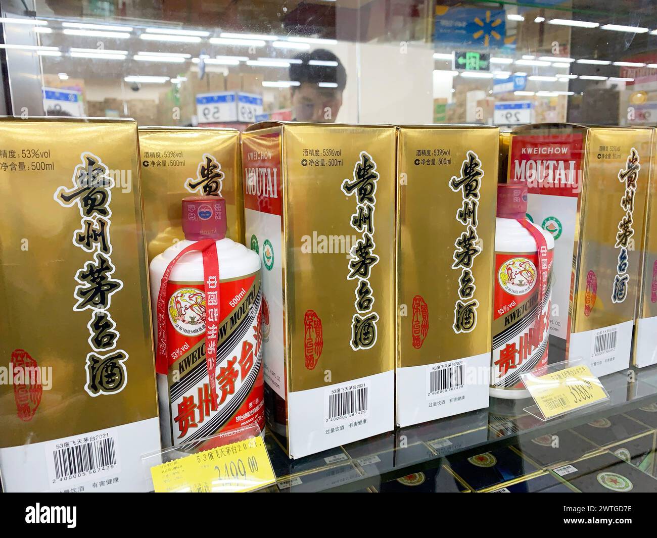 NANNING, CHINE - 14 MARS 2024 - divers types de liqueur Maotai sont vendus à un comptoir dans un magasin Moutai à Nanning, Guangxi Zhuang auto en Chine du Sud Banque D'Images