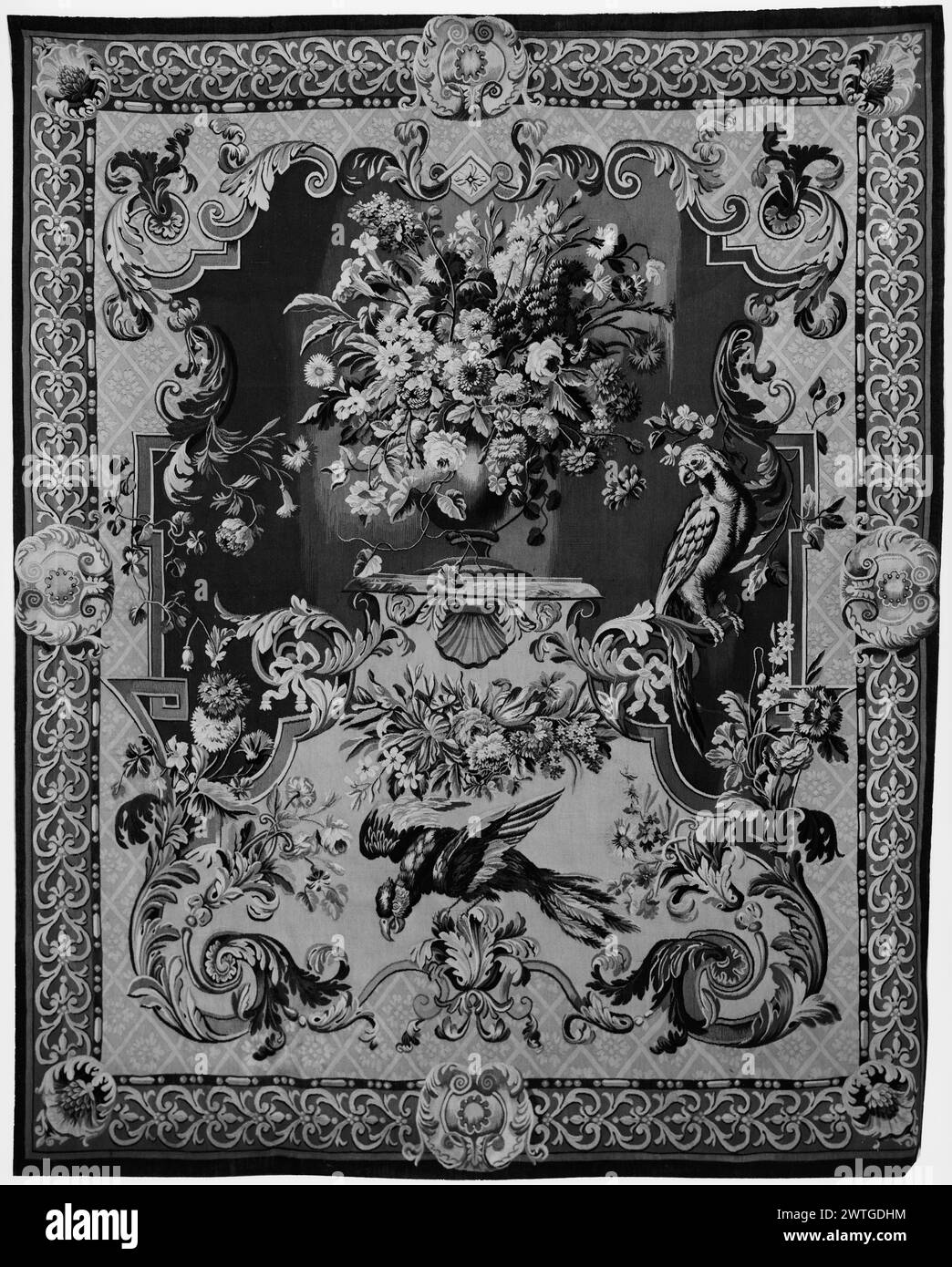 Arabesque avec vase. Morris, Joshua (britannique, Act.1720-1730) (atelier, attr.) [tisserand] c. 1720-1740 dimensions de la tapisserie : H 5'11' x l 4'10' matériaux/techniques de tapisserie : inconnue culture : Centre de tissage anglais : Londres historique de propriété : Français et Co. reçu du capitaine Reginald S. Jaffrey, facturé le 17/11/1932 ; retourné le 11/25/1936 [SS 17695]. French & Co. reçu d'Aetna Casualty & Surety Co., facturé le 10 juillet 1938 ; retourné le 8 juillet 1/1947 [SS 19258]. French & Co. acheté à Mr. Milton Samuels, reçu le 8/1/1947, vendu à V. [Vigo] & C. [Charles] Sternberg le 1/30/1961 [SS 79043]. Perroquet perché Banque D'Images