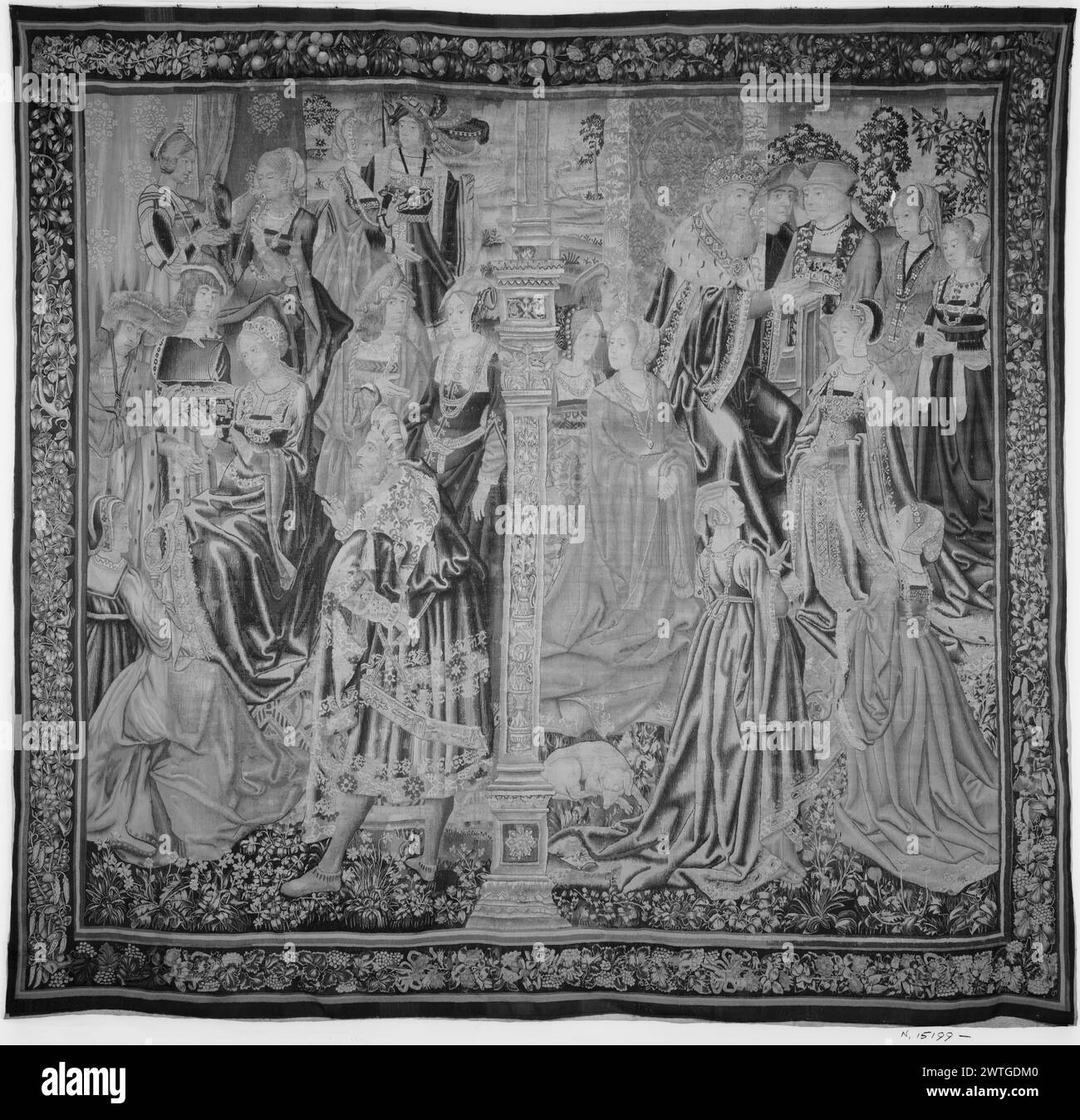 Esther et Assuérus : couronnement d'Esther. Inconnu c. 1510-1520 dimensions de tapisserie : H 11' x l 11'3' matériaux/techniques de tapisserie : inconnu culture : Sud des pays-Bas Centre de tissage : inconnu historique de propriété : Sir Lionel Phillips coll. Français et Royaume-Uni Dans le paysage avec des cadres architecturaux ; colonne divise la scène en deux ; à gauche, Assuérus a les plus attrayantes jeunes filles de son Royaume mis dans son harem afin de choisir une nouvelle reine parmi eux & Esther fait ses toilettes ; à droite, Esther devient reine comme elle est couronnée par Assuérus; courtisans et jeunes filles entourent (Esther 1-2:20) (BRD) ruban noué GA Banque D'Images