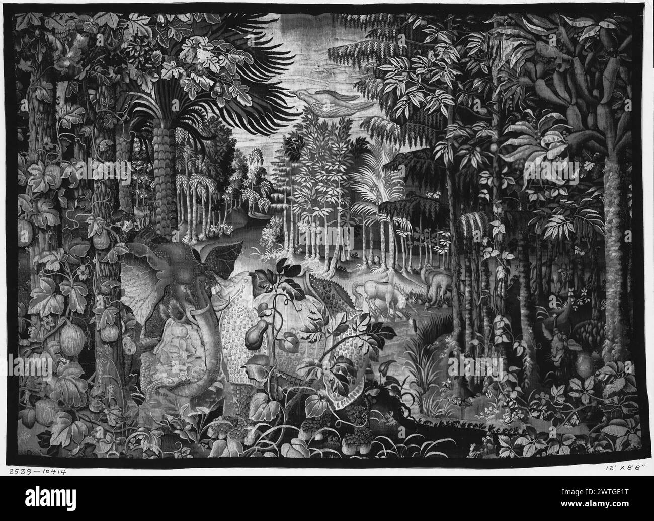 Parc de jeux avec éléphant et rhinocéros. Inconnu c. 1600 tapisserie dimensions : H 8'8' x l 12' tapisserie matériaux/techniques : inconnu culture : Centre de tissage flamand : Bruxelles histoire de propriété : Français & Co. reçu de Mme. Emanuel Havenith, 2/1918 ; retour au printemps 1920. D'autres animaux comprennent une licorne, des chameaux, un oiseau et un boeuf à cornes léonine, dans un paysage exotique avec des palmiers et des licornes en arrière-plan frontière manquante, et cela peut être un fragment d'une pendaison plus grande. French & Co. feuille de stock dans les archives, 10414 Banque D'Images