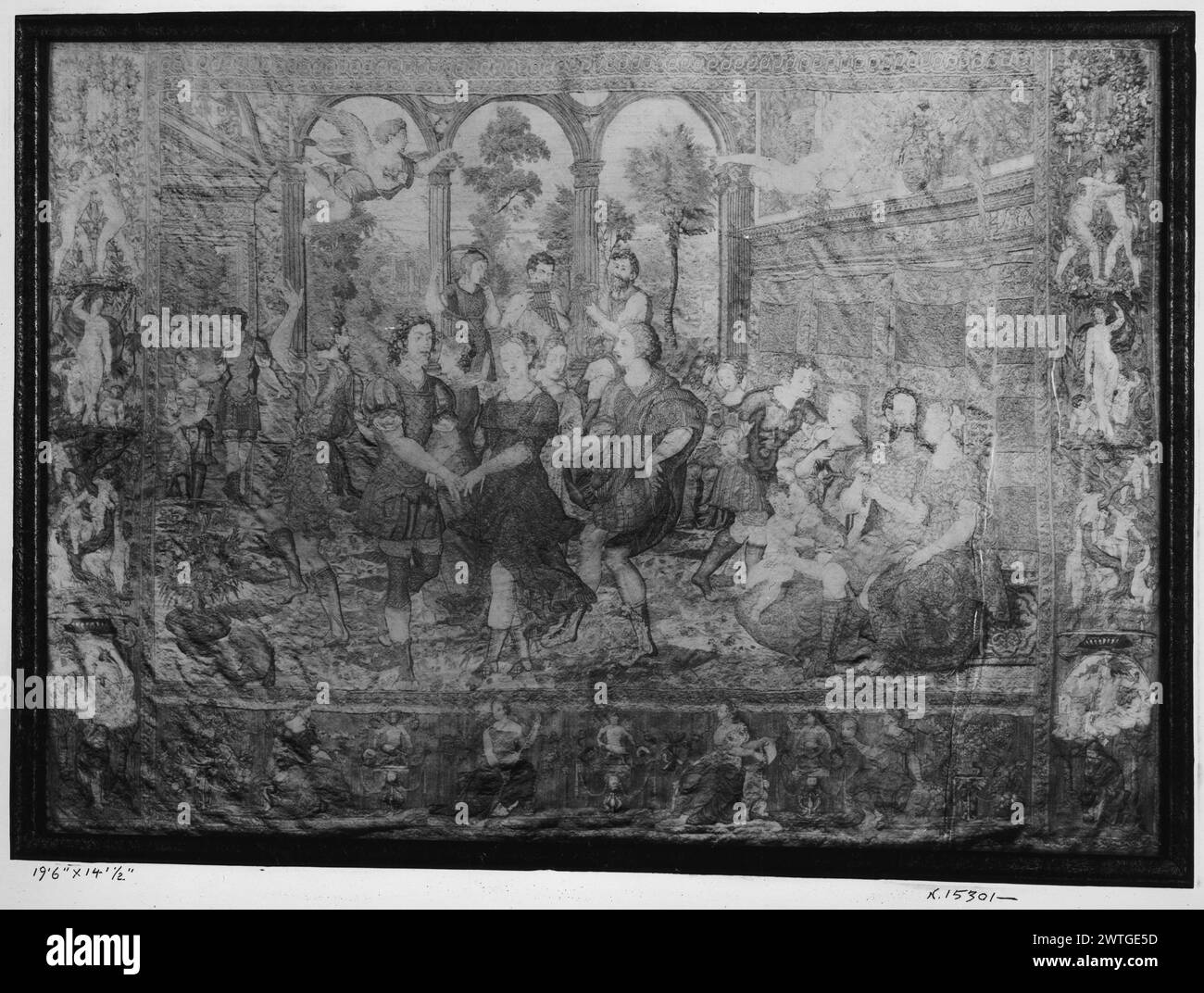 Danse et musique dans le palais de Cecrop. Pannemaker, Wilhelm de (Netherlandish (avant 1600) - Flandre, Act. 1535-1578) (atelier) [tisserand] c. 1550 tapisserie dimensions : H 14'.5' x l 19'6' tapisserie matériaux/techniques : laine et soie ; soie ; fil métallique (argent doré) ; fil métallique (argent doré) culture : Centre de tissage flamand : Bruxelles histoire de propriété : famille la Cerda, ducs de Medinaceli, Espagne (ensemble complet en leur possession, peut-être depuis le XVIe siècle). Duchesse de Denia, veuve du duc (en sa possession jusqu'à sa mort en 1903, date à laquelle la tapisserie passa aux héritiers du duc Banque D'Images