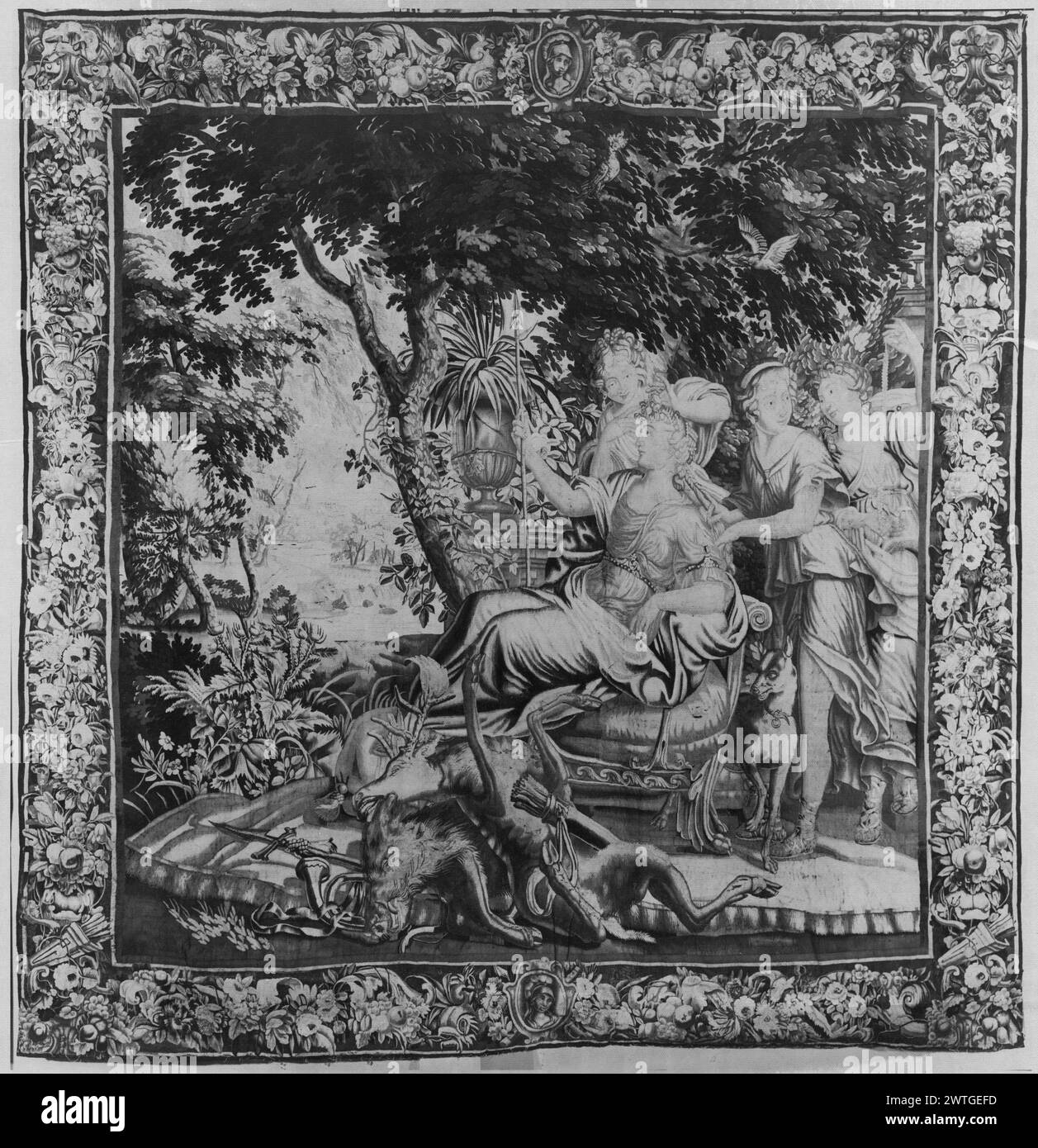 Triomphe de Diana. Inconnu c. 1680-1700 tapisserie dimensions : H 12' x l 11'9' tapisserie matériaux/techniques : inconnu culture : Centre de tissage flamand : Bruxelles histoire de propriété : Mercy d'Argentau coll. (Famille noble belge). French & Co. reçu de MRS Willia Mann [rayé et remplacé par MRS Edward P. Moffett] 3/19/1964 [listes aussi : 6/12/1964] ; retourné le 8/9/1965. En forêt, Diana repose avec ses nymphes sous l'arbre (centre, milieu) ; cerf mort et volaille au pied de son canapé (centre, premier plan) (BRD) guirlandes de fleurs et de fruits entrecoupées de poissons, frémissements de flèches ; (UPR & LWR Banque D'Images