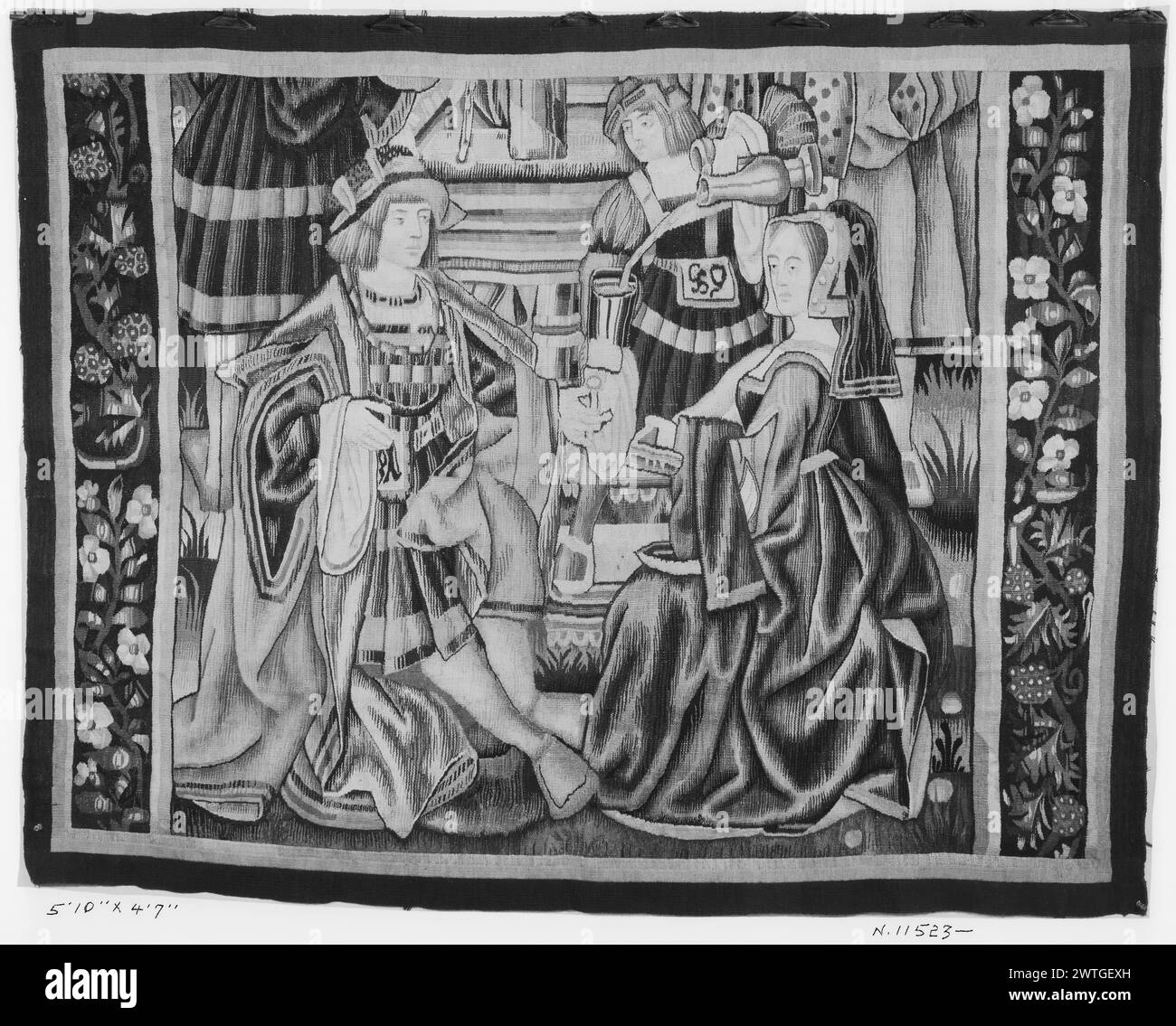 Scène de cour . Inconnu c. 1500-1520 dimensions de tapisserie : H 4'7' x l 5'10' matériaux / techniques de tapisserie : inconnu culture : Centre de tissage du Sud des pays-Bas : inconnu historique de propriété : Français et Co. acheté de Henry Symons Inc. 9/22/192[7?]. Dame et nobles assis l'un à côté de l'autre, servis un verre de vin du navire par serviteur ; d'autres personnages [coupés] en arrière-plan (l & R BRD) torsadant des vignes avec des fleurs surdimensionnées la tapisserie semble être coupée à la fois en haut et en bas, et les bordures supérieure et inférieure sont manquantes. French & Co. feuille de stock dans les archives, 15281 Banque D'Images