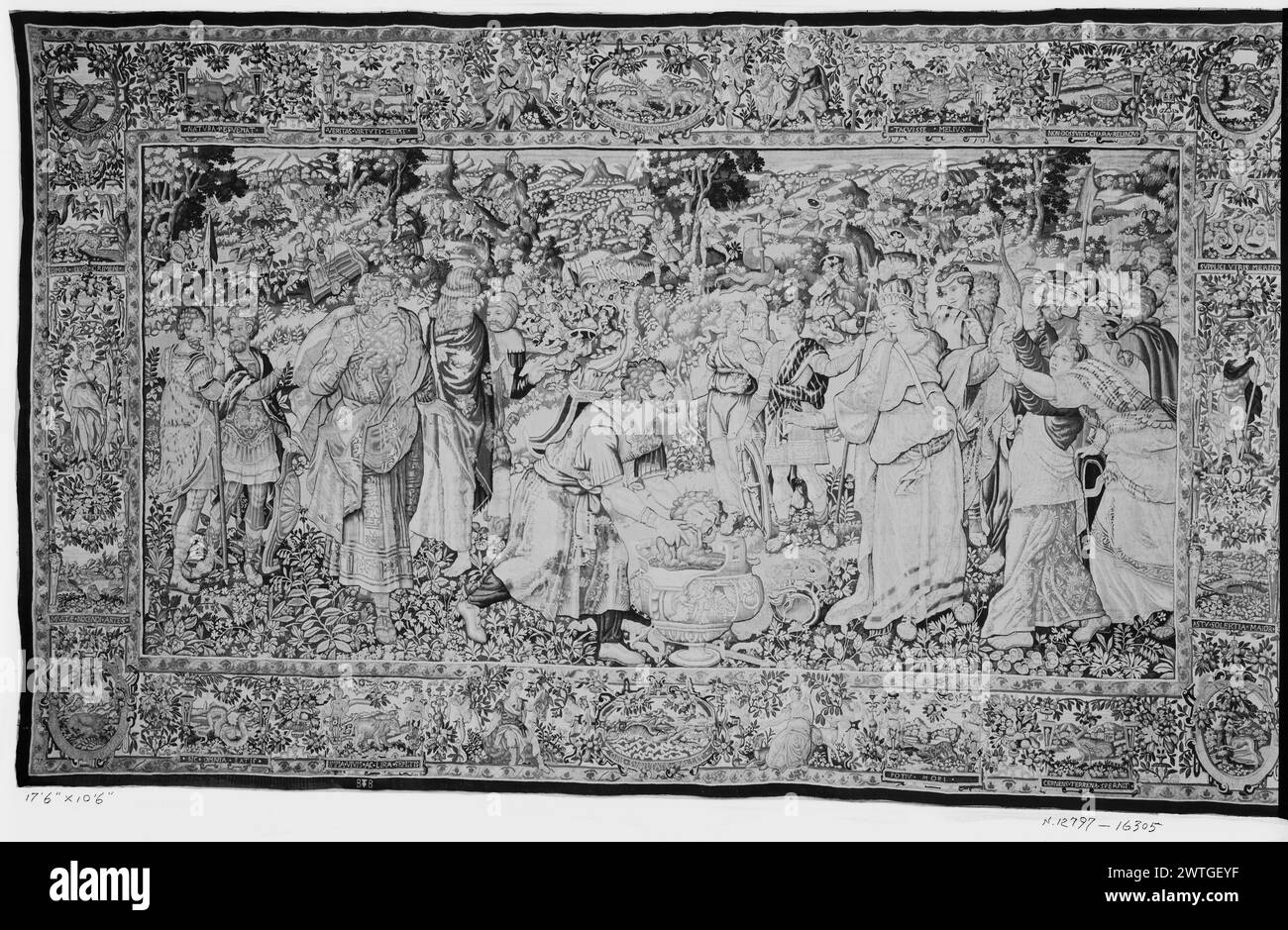 La reine Tomyris a la tête de Cyrus plongée dans l'urne de sang. Inconnu c. 1575-1600 dimensions de tapisserie : H 10'6' x l 17'6' tapisserie matériaux/techniques : inconnu culture : Centre de tissage flamand : Bruxelles histoire de propriété : Coll. des Comtes Terni Sforza, Crémone, Italie. French & Co. reçu de Cattadori, facturé le 10/1928 ; retourné le 4/1939. Inscriptions : marque de ville sur la garde inférieure, à gauche du centre inscriptions : 18 inscriptions de bordure sous médaillons et vignettes la reine Tomyris porte la couronne ordonne à la tête de Cyrus déchu d'être plongée dans un vaisseau de sang humain (R, au premier plan) ; l'homme plonge la tête de Cyrus en vess Banque D'Images