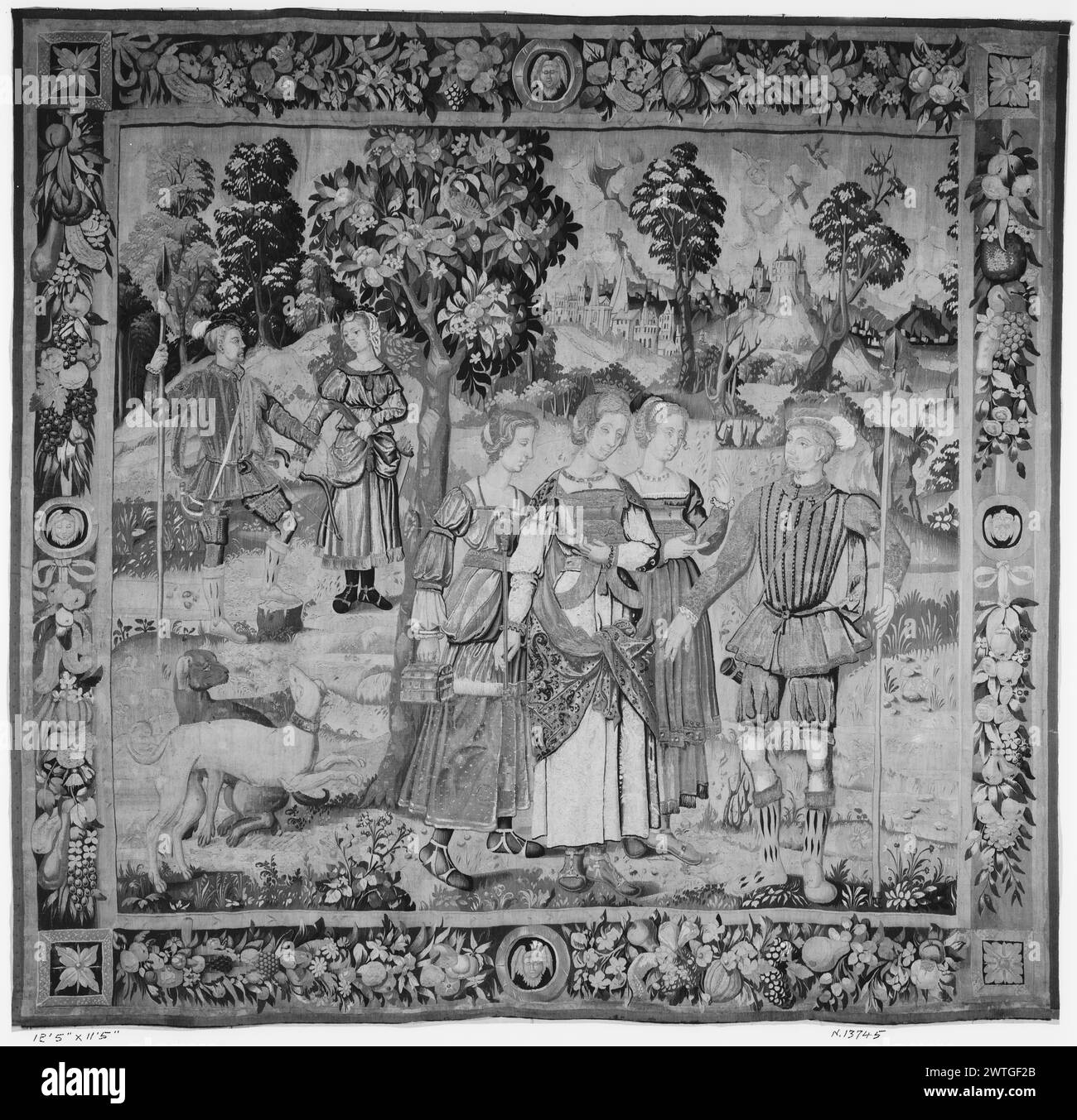 Jugement de Paris . Inconnu c. 1570-1600 dimensions de tapisserie : H 11'5' x l 12'5' tapisserie matériaux / techniques : inconnue culture : Centre de tissage flamand : Anvers histoire de propriété : Français et Co. Dans un cadre vallonné, les déesses Vénus (Aphrodite), Junon (Héra) et Minerve (Athéna) offrent leurs cadeaux à Paris, vraisemblablement dans des cercueils qu'elles détiennent ; Paris présenté comme berger avec bâton (premier plan) ; Paris et Diana (milieu); ville visible à distance (BRD) guirlande avec fleurs, fruits et légumes centrés par des camées avec des visages ailés de chaque côté ; les coins tiennent des fleurs dans des cadres carrés No French & Co. STO Banque D'Images