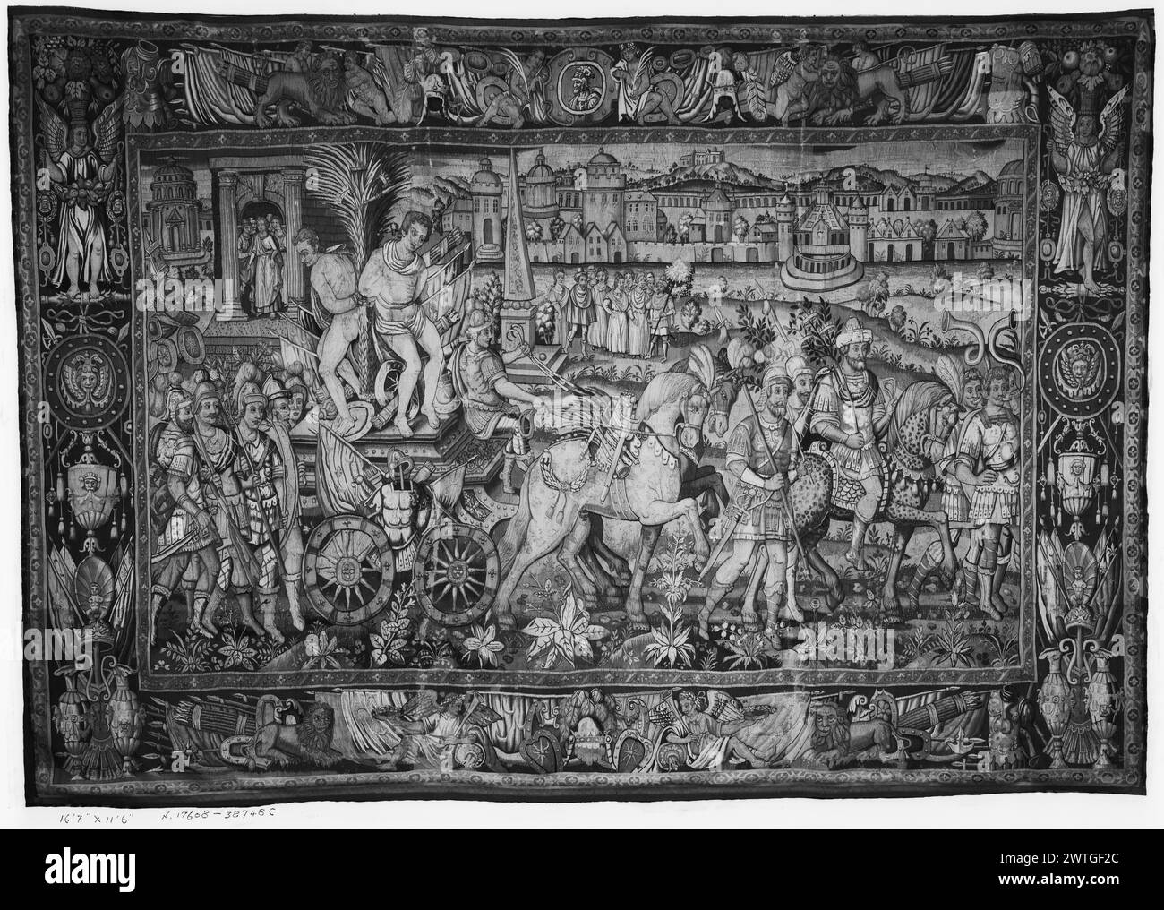 Prisonniers. Inconnu c. 1550-1575 dimensions de tapisserie : H 11'6' x l 16'7' tapisserie matériaux/techniques : inconnu culture : Centre de tissage flamand : Bruges histoire de propriété : Français et Co. reçu de Wichfeld (Boston Museum), facturé le 31/1930 ; retourné le 1/21/1930 [SS 16797]. French & Co. acheté de l'American Art Association, Anderson Galleries (New York) (vente Reginald H. Sayre), facturé le 3/31/1923 [SS 38748]. Cortège de soldats à cheval portant drapeaux, bannières et standards, des groupes de personnages de la rue et des bâtiments regardent passer cortège (BRD) trophées martiaux, navires, bannières et shi Banque D'Images
