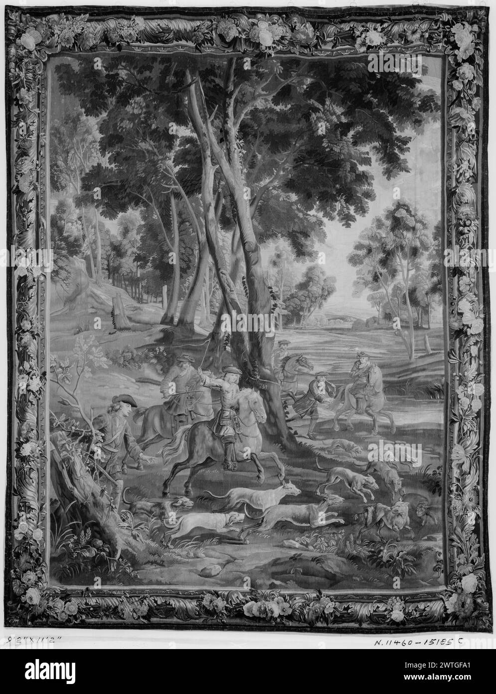 Soldats en chasse au renard. Inconnu c. 1700-1730 tapisserie dimensions : H 11'2' x l 9'2' tapisserie matériaux/techniques : laine et soie culture : Centre de tissage flamand : Bruxelles histoire de propriété : Potsdam, Royal coll. French & Co. acheté à Henry Symons 9/14/1927 ; vendu à Walter P. Chrysler 10/3/1929 [SS 15185]. French & Co. acheté de B. C. Foy 9/25/1940 [SS 19481]. En paysage boisé, 4 soldats à cheval, 2 chasseurs à pied portant des fusils & de nombreux chiens poursuivant le renard (premier plan), clairière (arrière-plan) (BRD) guirlande de feuillage stylisé parsemée de fleurs ce panneau fait partie d'un ensemble Banque D'Images