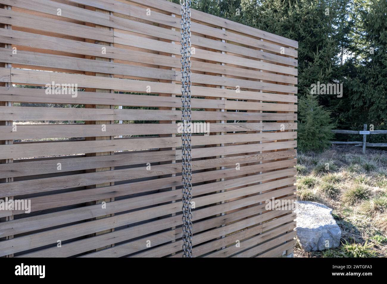 Chaîne maillée en acier utilisée comme bec verseur pour gouttières. Banque D'Images