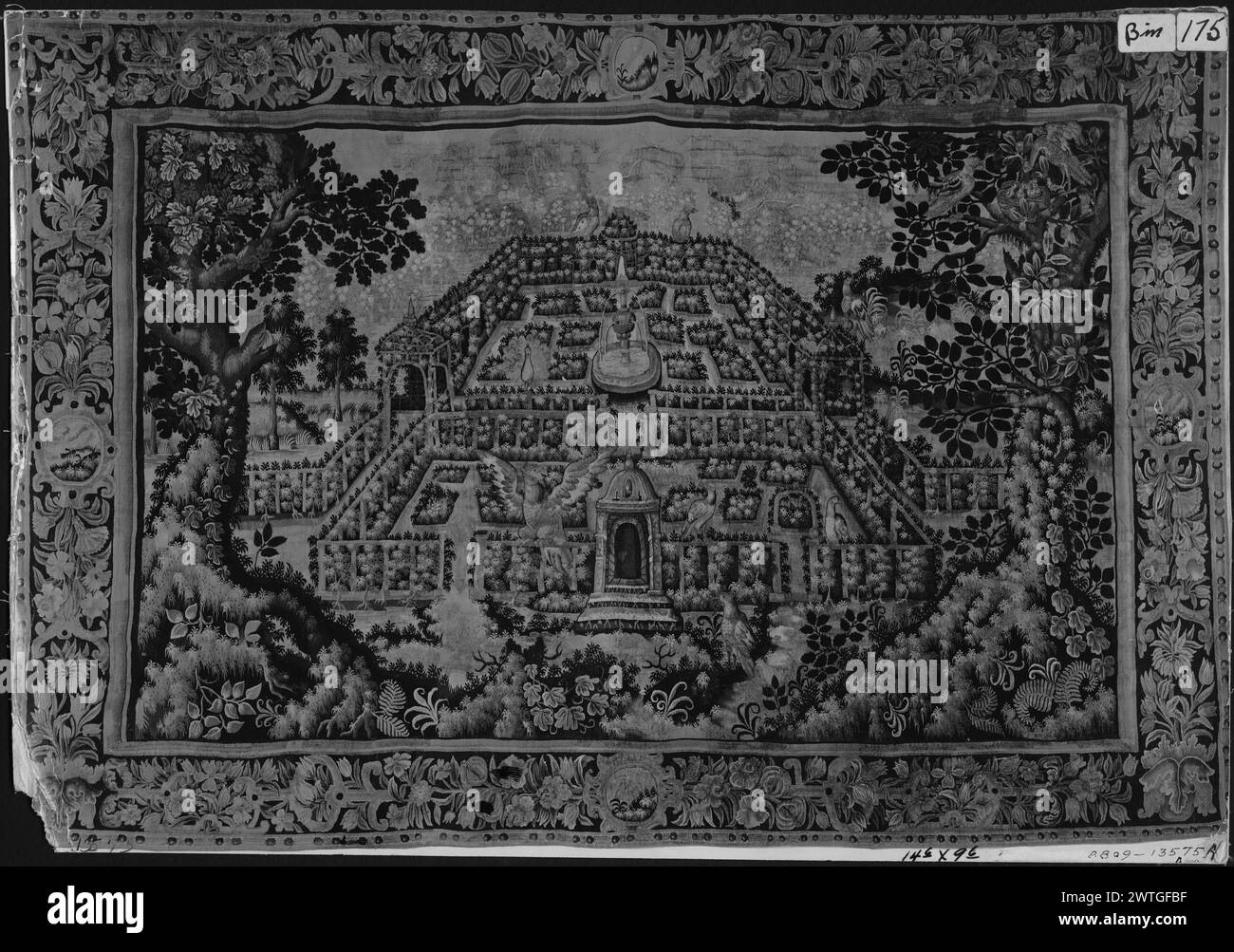 Parc de jardin habité par des oiseaux. Inconnu c. 1625 dimensions de tapisserie : H 9'6' x l 14'6' tapisserie matériaux / techniques : inconnu culture : Centre de tissage flamand : inconnu histoire de propriété : Français et Co. Travaux connexes : panneaux en set : GCPA 0236488-0236490, 0236512 Banque D'Images
