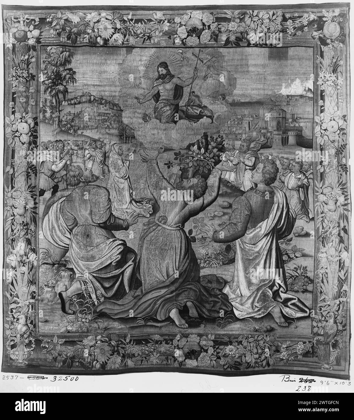Ascension. Inconnu c. 1535-1550 tapisserie dimensions : H 10'3' x l 9'6' tapisserie matériaux/techniques : laine ; fil métallique (or) culture : Centre de tissage flamand : Bruxelles histoire de propriété : Français & Co. acheté de Jacques Seligmann & Co. 2/1918 ; vendu à Leon Schinasi 11/30/1925 [SS 4584]. French & Co. acheté à Leon Schinasi, facturé le 24/12/192[6] [SS 14740]. Christ, tenant la bannière et entouré par la lumière rayonnante, monte dans le ciel tandis que les apôtres agenouillés regardent vers le ciel avec les bras levés (Marc 16:14-19) (BRD) bouquets de fleurs et de fruits se tordant autour de la tige centrale de motif de palmier; Banque D'Images