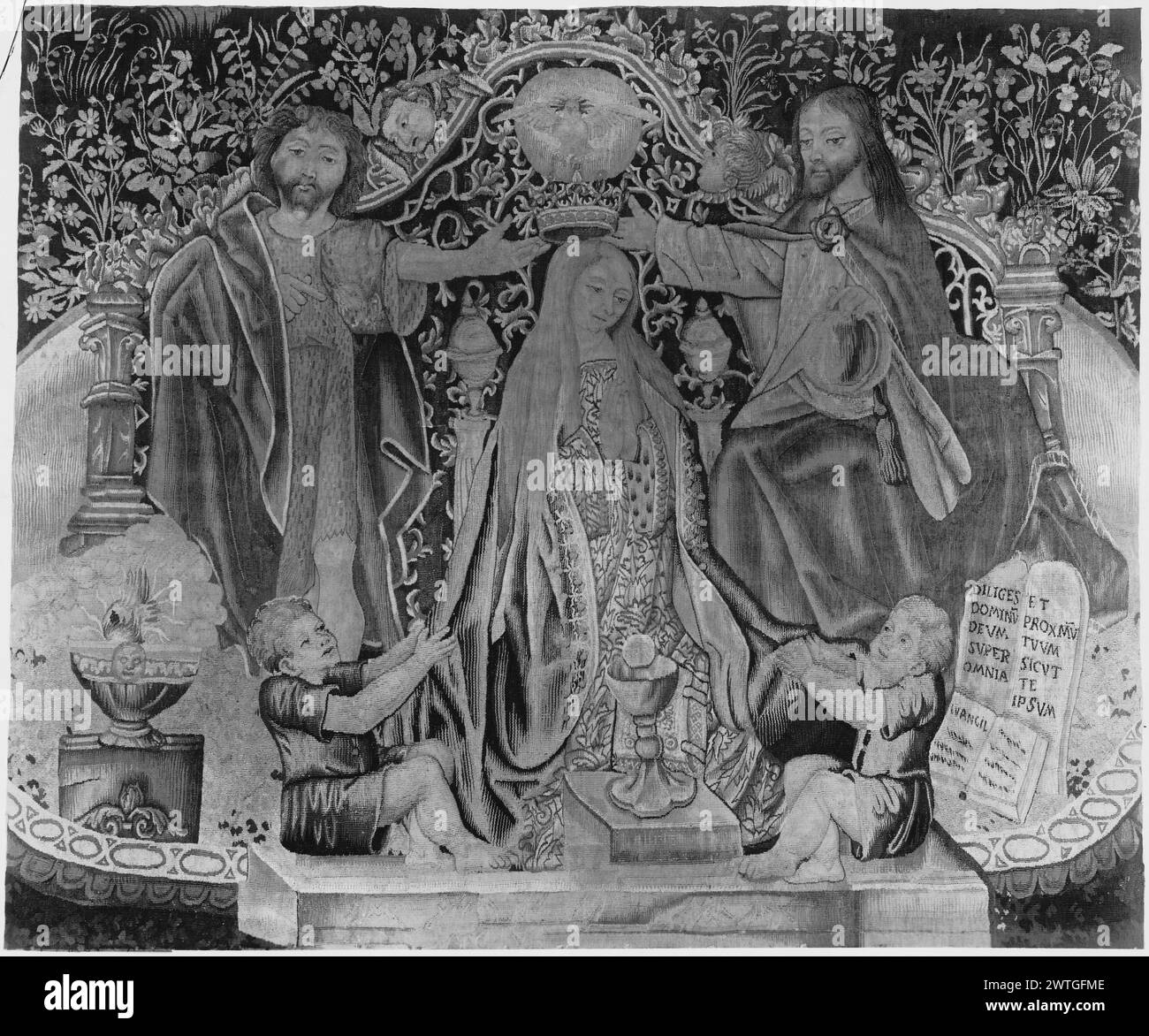 Couronnement de la Vierge Marie. inconnu c. 1500-1550 ? Tapisserie dimensions : H 3'3' x l 3'10' tapisserie matériaux/techniques : inconnu culture : Centre de tissage du Sud des pays-Bas : inconnu historique de propriété : Français et Co. acheté des galeries d'art espagnoles le 27/1916 ; vendu à F. W. Woolworth 1/11/1918 [SS 11004]. French & Co. acheté chez MRS James Donohue 1/11/1951 [SS 50441x]. Inscriptions : inscription dans le champ central sur tablette à droite : DILIGES et / DOMINV[M].. Inscriptions : inscription dans le champ central sur le livre à droite [non lisible sur la photo] devant le treillis en forme de tracés, couronne de la Vierge Marie Banque D'Images