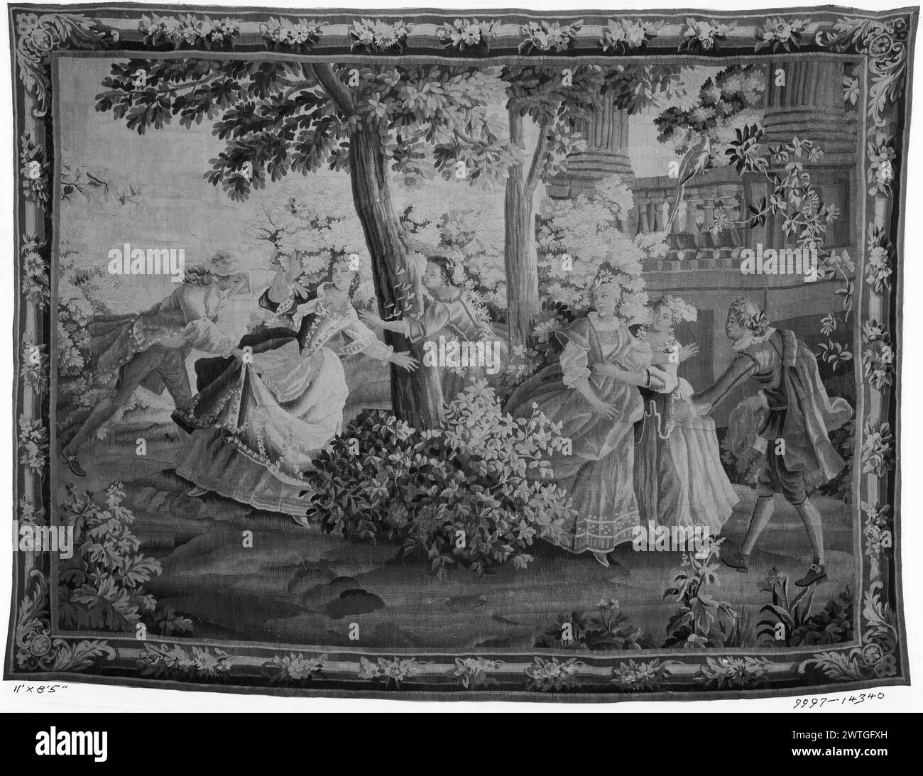Bluff de Blindman. Unknown c. 1770 Tapestry dimensions : H 8'5' x l 11' Tapestry matériaux/techniques : inconnu culture : Centre de tissage français : Aubusson historique de propriété : French & Co. acheté de Henry Symons, facturé le 13/09/1926, vendu à J. W. Warner le 14/03/1927. Dans le parc de jardin avec des arbres et des plantes à fleurs, les jeunes jouant au bluff de l'aveuglette ; jeune homme debout aveugle plié joue avec 2 dames (l) tandis que l'autre homme avec 2 dames regarde la scène (R) (BRD) poteau avec guirlande en spirale; acanthus feuilles encadrant la tête de fleur dans les coins les figures principales sont dérivées de compositions de Watteau ou Boucher, Banque D'Images