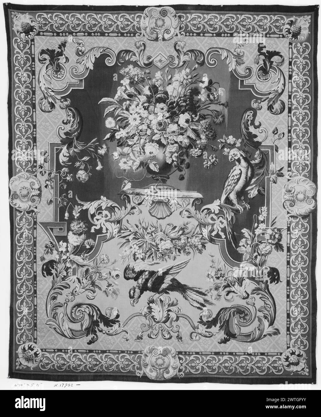 Arabesque avec vase. Morris, Joshua (britannique, Act.1720-1730) (atelier, attr.) [tisserand] c. 1720-1740 dimensions de la tapisserie : H 5'11' x l 4'10' matériaux/techniques de tapisserie : inconnue culture : Centre de tissage anglais : Londres historique de propriété : Français et Co. reçu du capitaine Reginald S. Jaffrey, facturé le 17/11/1932 ; retourné le 11/25/1936 [SS 17695]. French & Co. reçu d'Aetna Casualty & Surety Co., facturé le 10 juillet 1938 ; retourné le 8 juillet 1/1947 [SS 19258]. French & Co. acheté à Mr. Milton Samuels, reçu le 8/1/1947, vendu à V. [Vigo] & C. [Charles] Sternberg le 1/30/1961 [SS 79043]. Perroquet perché Banque D'Images