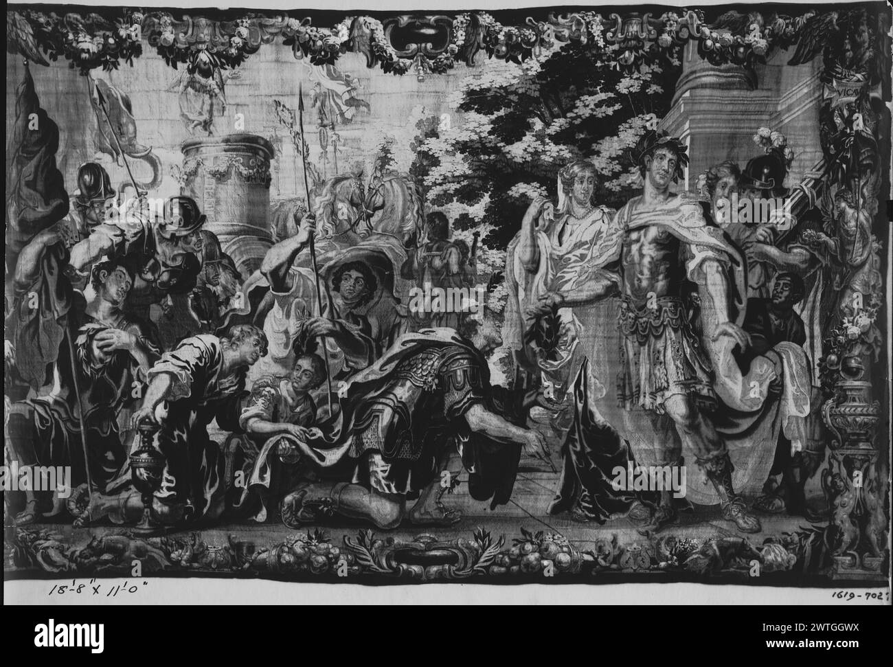 Triomphe d'Auguste et de Livia. Unknown c. 1640 tapisserie dimensions : H 11' x l 18'8' tapisserie matériaux/techniques : inconnu culture : Flamand Ownership History : French & Co. acheté de J. P. Morgan 8/1916 ; vendu à William Randolph Hearst. États-Unis, Californie, San Simeon, Hearst San Simeon Historical Monument. Inscriptions : inscription en bordure gauche, en haut : PAX AVG [=PAX AUGUSTA] inscriptions : inscription en bordure droite, en haut : Vic av[G] [=VICTORIA AUGUSTA] Groupe de soldats et hommes debout et agenouillés devant Octave Augustus & Livia (?) (L & R BRD) grotesques et trophées militaires avec t Banque D'Images