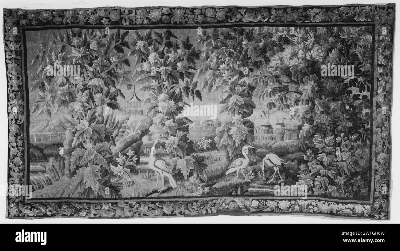 Paysage avec des oiseaux. Inconnu c. 1720-1760 dimensions de tapisserie : H 7'8' x l 13'11' tapisserie matériaux/techniques : inconnu culture : Centre de tissage français : Aubusson histoire de propriété : French & Co. acheté de MRS Delos H. Smith, reçu le 8/12/1941 ; vendu à Dr S. Kleinberg le 5/16/1946. Trois oiseaux au premier plan, parmi les plantes et les arbres fleuris ; escalier menant à l'affleurement avec pagode à deux niveaux, au milieu de la rivière (l) ; pont (l) et bâtiments supplémentaires en arrière-plan (R) (BRD) bordure foliée avec diverses fleurs et feuilles d'acanthus, vases et rubans la bordure est un patchwork de morceaux forment un sectionneur Banque D'Images