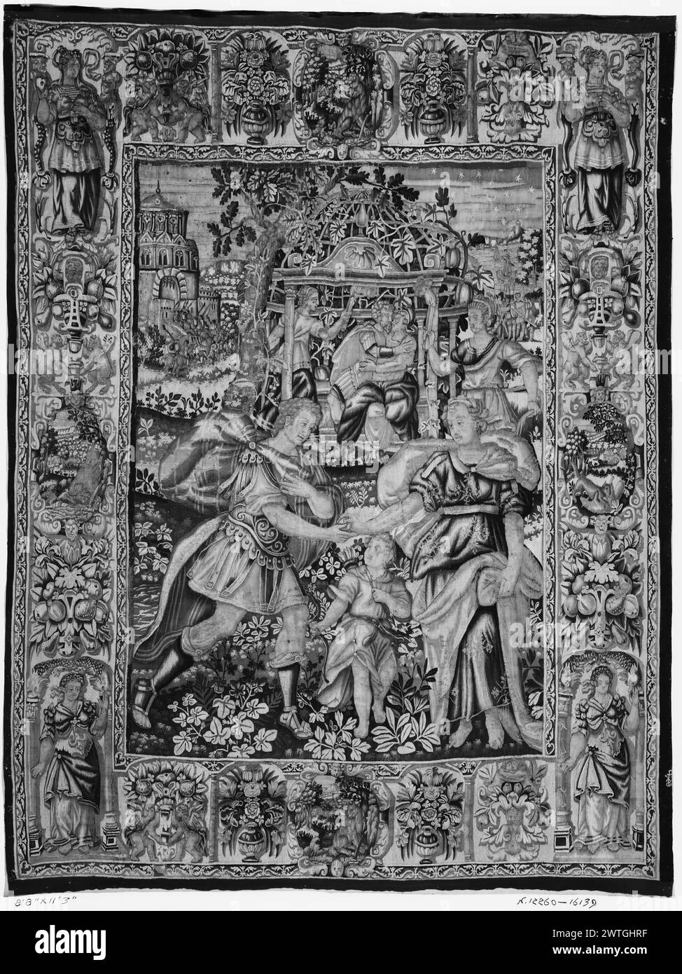 Jugement de Paris . Inconnu c. 1590-1610 dimensions de tapisserie : H 11'3' x l 8'8' tapisserie matériaux/techniques : inconnu culture : Centre de tissage flamand : Bruxelles histoire de propriété : Marquis Pallavicini. French & Co. acheté chez Cattadori, facturé le 17/04/1928. Inscriptions : marque de tisserand non identifiée sur la garde droite, en bas de Paris donne une pomme dorée à Vénus (Aphrodite) comme montres Cupidon (premier plan) ; Helen & Menelaus (arrière-plan) (UPR & LWR BRD) arcade renfermant des fleurs en pot, des masques, des putti, une scène de paysage et un homme sauvage ; (G & R BRD) paysages dans des compartiments ovales; dans chaque coin, figure féminine wit Banque D'Images