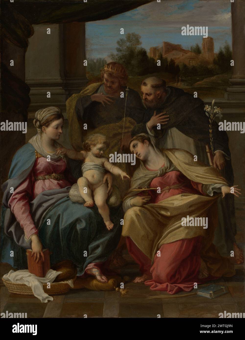 Madone et enfant avec les saints Lucy, Dominique et Louis de France. Annibale Carracci (Italien, 1560 - 1609) vers 1596–1598 exécutée sur une petite plaque de cuivre, la composition d’Annibale Carracci est à la fois intime et monumentale, un retable en miniature. La Vierge, enveloppée d'un manteau bleu et d'une robe rouge, est assise à gauche. Étendant son bras droit vers le bas, elle tient un livre qui repose sur un panier contenant une petite robe blanche – probablement destinée à l'enfant Christ sur ses genoux. L’enfant vivant, équilibré précairement sur un oreiller, s’accroche à la robe de sa mère avec son bras droit, whil Banque D'Images