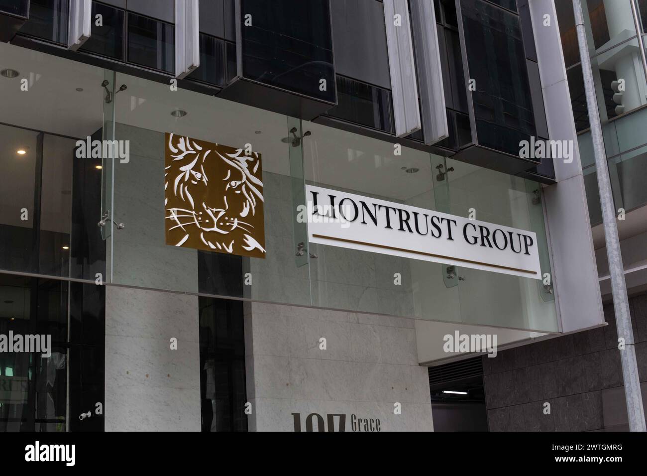 Immeuble de bureaux du groupe Liontrust, logo est un graphique de tête de lion. Institution financière à Singapour. Banque D'Images