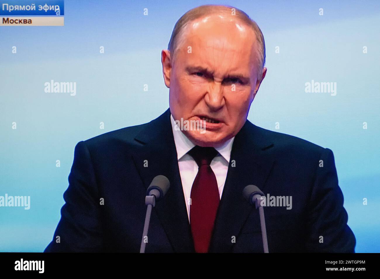 Moscou, Russie. 18 mars 2024. Une capture d'écran d'une émission en direct d'une chaîne de télévision russe montre le président russe Vladimir Poutine lors d'une conférence de presse avec des journalistes à Moscou consacrée à sa victoire à l'élection présidentielle. Poutine remporte l'élection présidentielle avec 85% des voix. Tout est possible dans le monde moderne. Ce sera un pas loin d'une troisième Guerre mondiale à grande échelle - c'est ainsi que Vladimir Poutine a commenté la probabilité d'un conflit militaire entre la Fédération de Russie et l'OTAN. Crédit : SOPA images Limited/Alamy Live News Banque D'Images