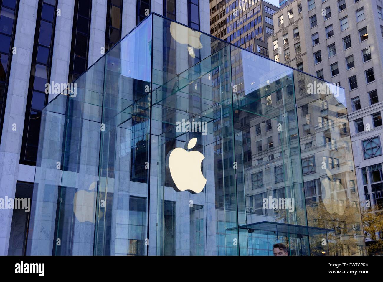 Façade en verre de l'Apple Store avec des bâtiments réfléchis et des lignes épurées, Manhattan, New York City, New York, États-Unis, Amérique du Nord Banque D'Images