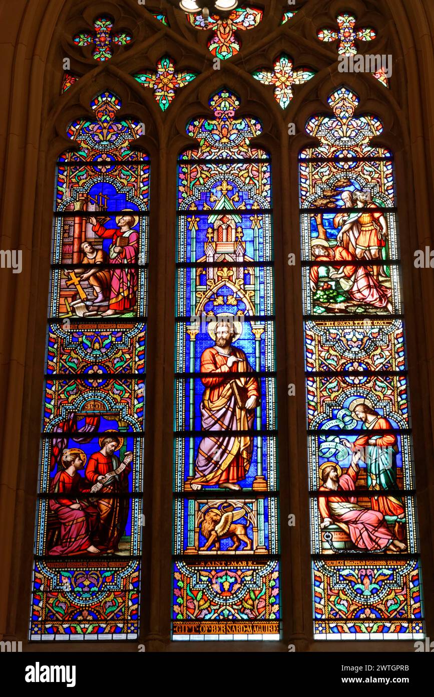 Ancienne cathédrale Saint-Patrick ou ancien composé Patrick's, Lower Manhattan, vitrail détaillé avec une représentation biblique dans une cathédrale Banque D'Images