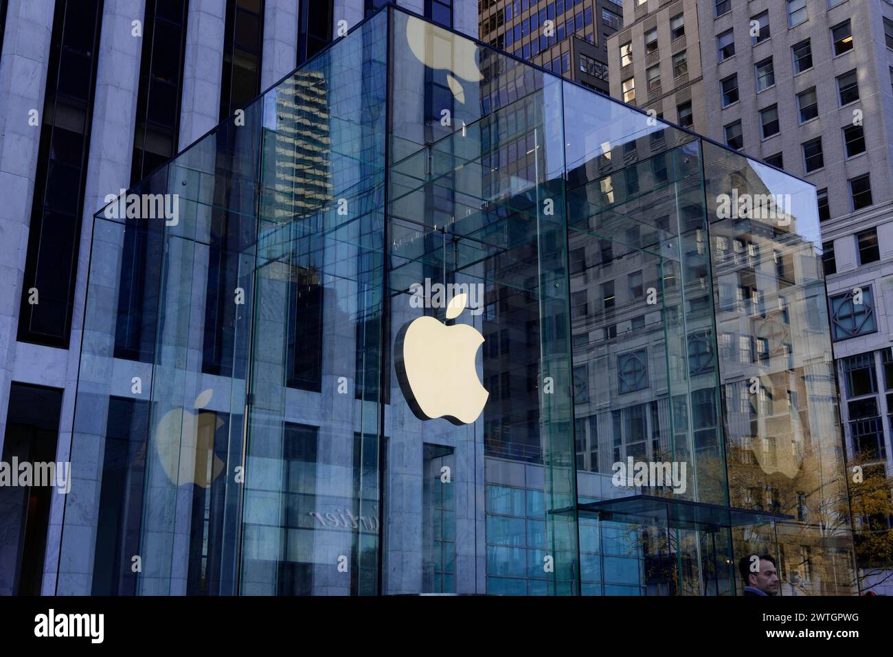 Apple Store avec façade en verre reflète les bâtiments environnants dans la ville, Manhattan, New York City, New York, États-Unis, Amérique du Nord Banque D'Images