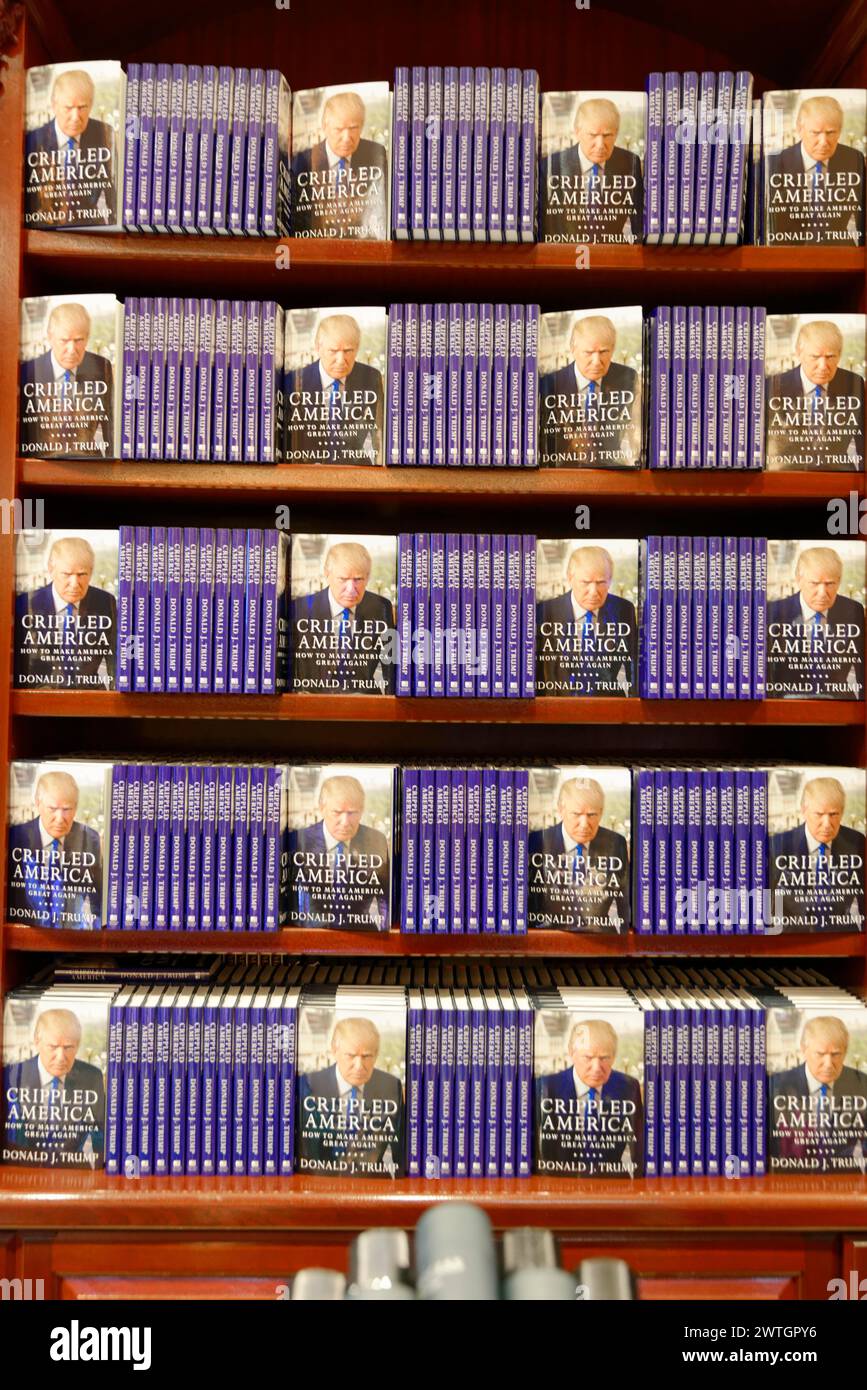 Atrium pompeux de Trump Tower, livres uniformément empilés et marchandises sur une étagère, Manhattan, New York City, New York, États-Unis, Amérique du Nord Banque D'Images