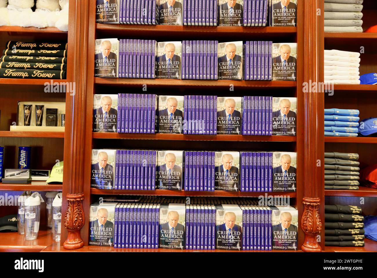 Atrium pompeux de Trump Tower, Une étagère pleine de livres et d'articles de merchandising empilés dans une pièce intérieure, Manhattan, New York City, New York, États-Unis Banque D'Images