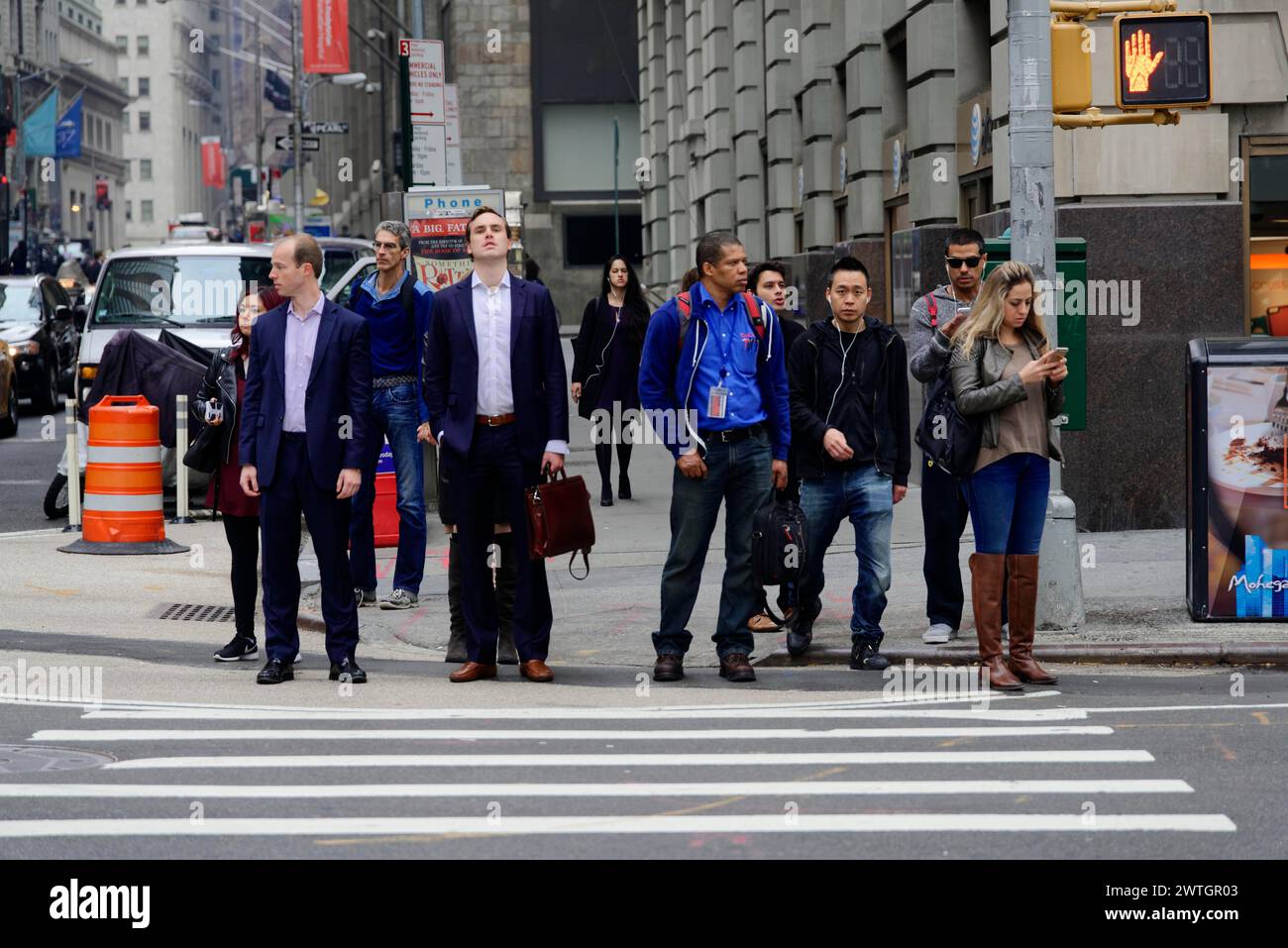 Groupe de personnes debout à une intersection urbaine attendant que le signal traverse, Manhattan, New York City, New York, USA, Amérique du Nord Banque D'Images