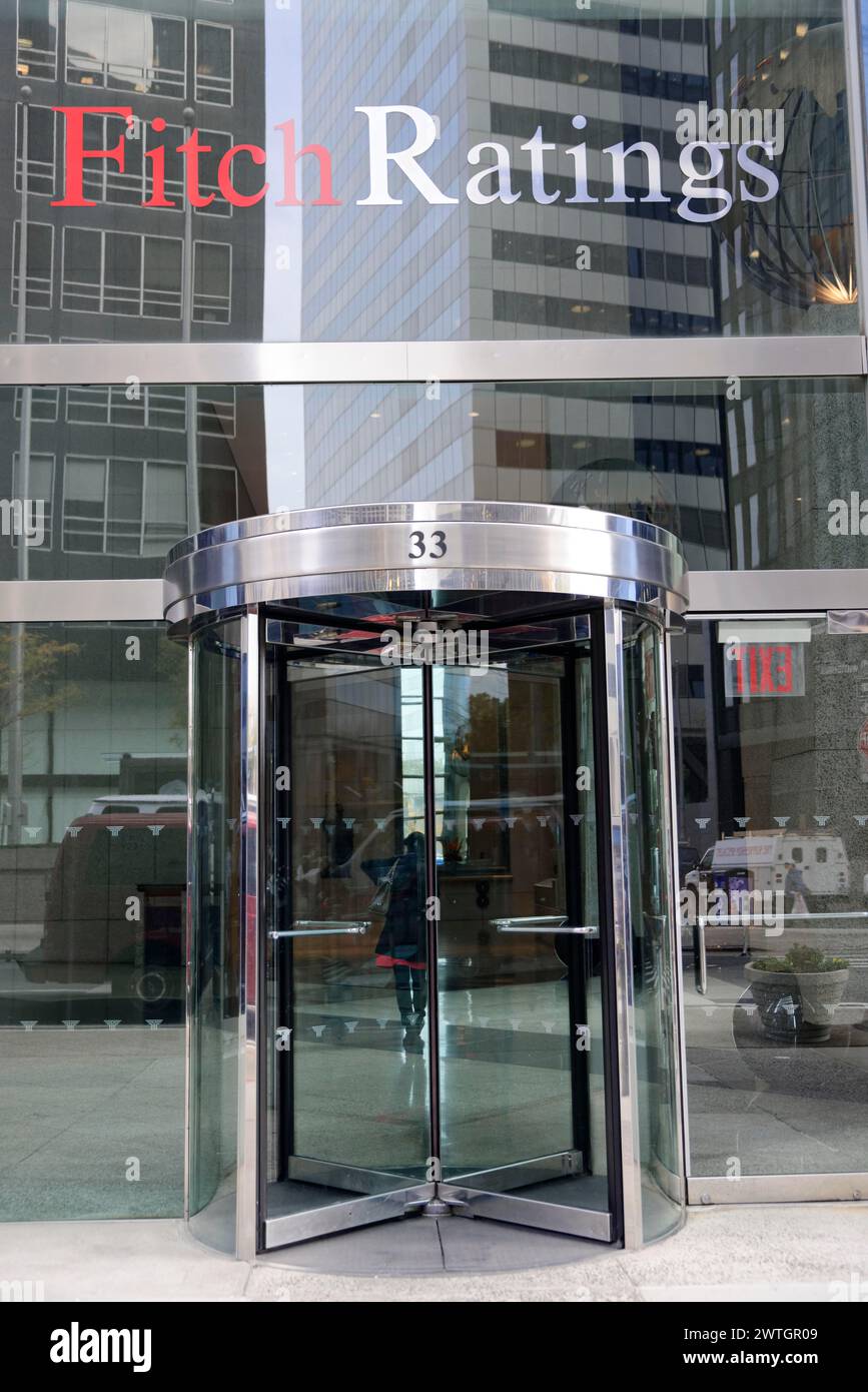 Les portes vitrées modernes mènent au bâtiment Fitch Ratings, Manhattan, New York City, New York, États-Unis, Amérique du Nord Banque D'Images