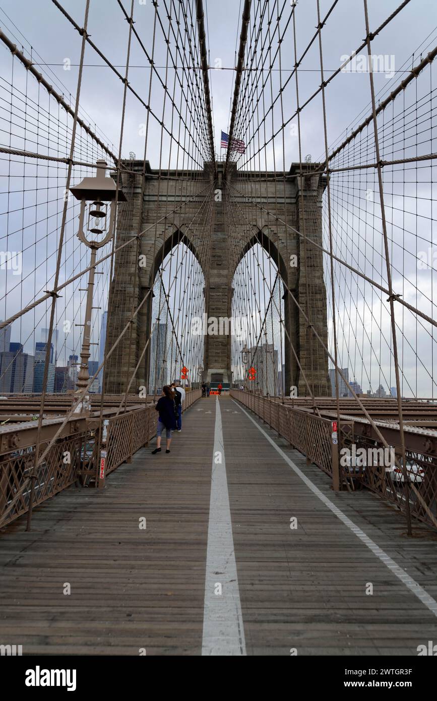 Gens marchant sur le trottoir du pont de Brooklyn avec des cordes et vue sur la ville, Manhattan, New York, New York, USA, Amérique du Nord Banque D'Images