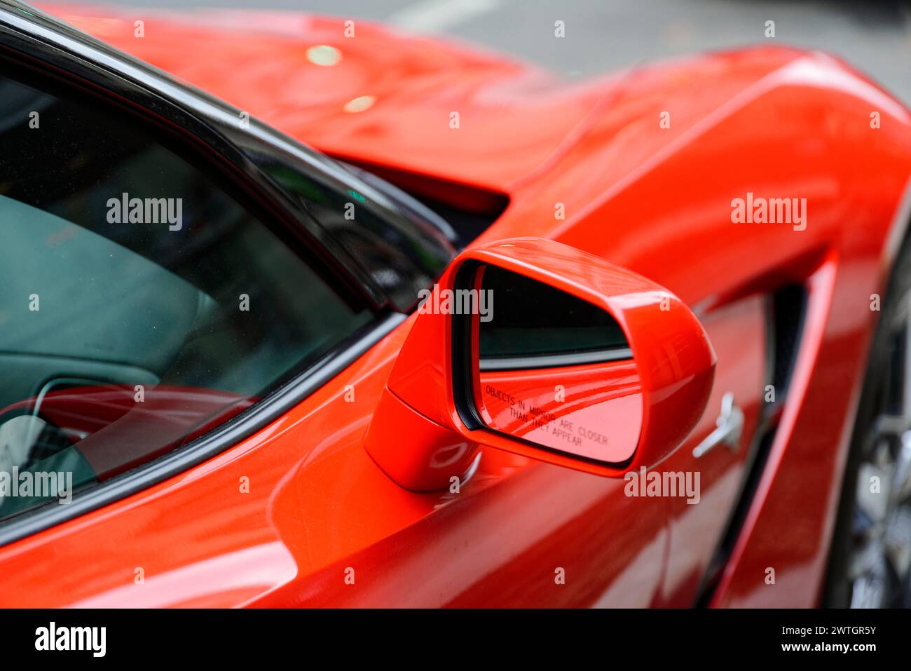 Gros plan du rétroviseur latéral d'une Corvette rouge, Manhattan, New York City, New York, USA, Amérique du Nord Banque D'Images