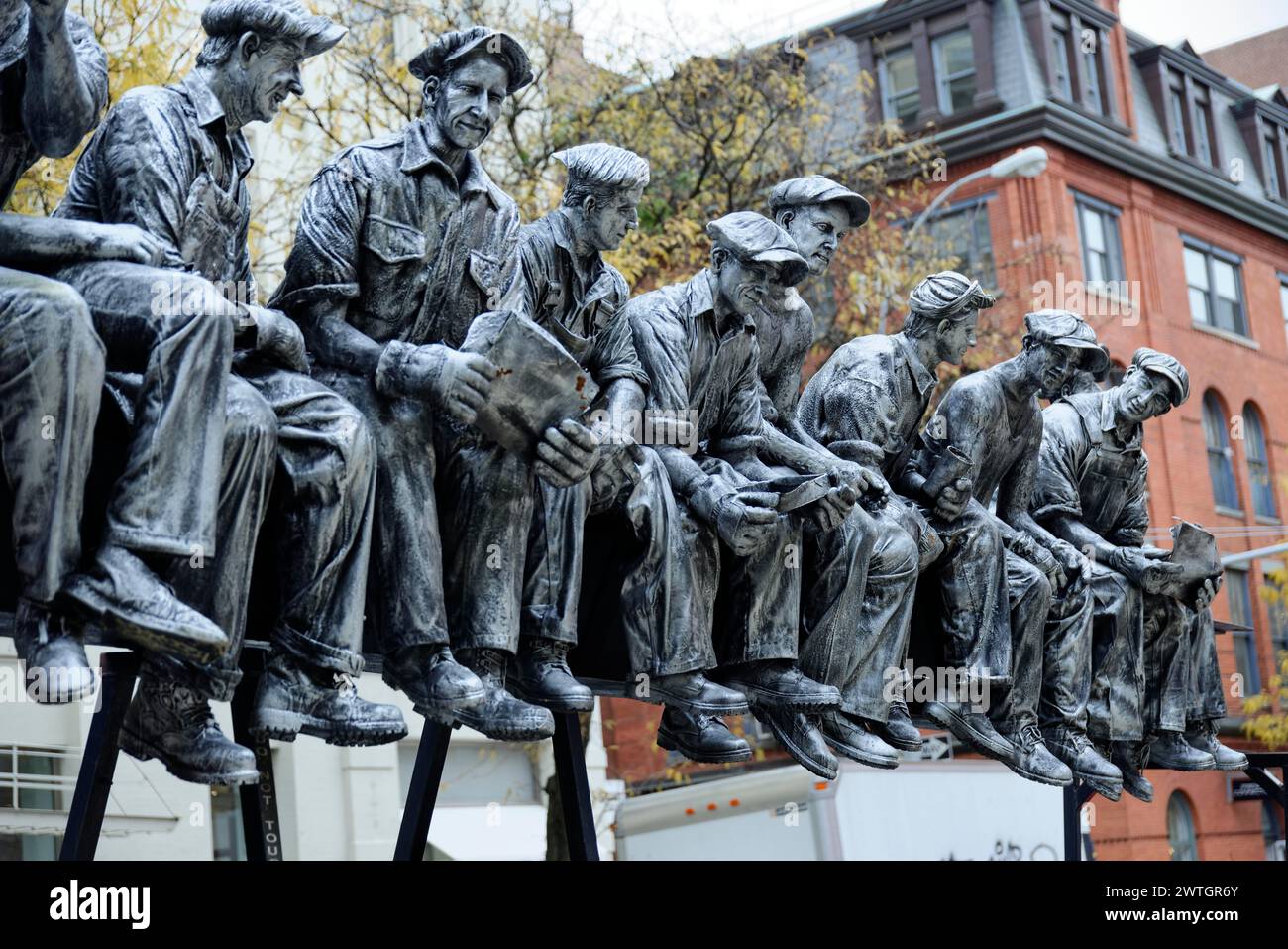 Gros plan d'un groupe de sculptures représentant des ouvriers de la construction sur échafaudage, Manhattan, New York City, New York, États-Unis, Amérique du Nord Banque D'Images