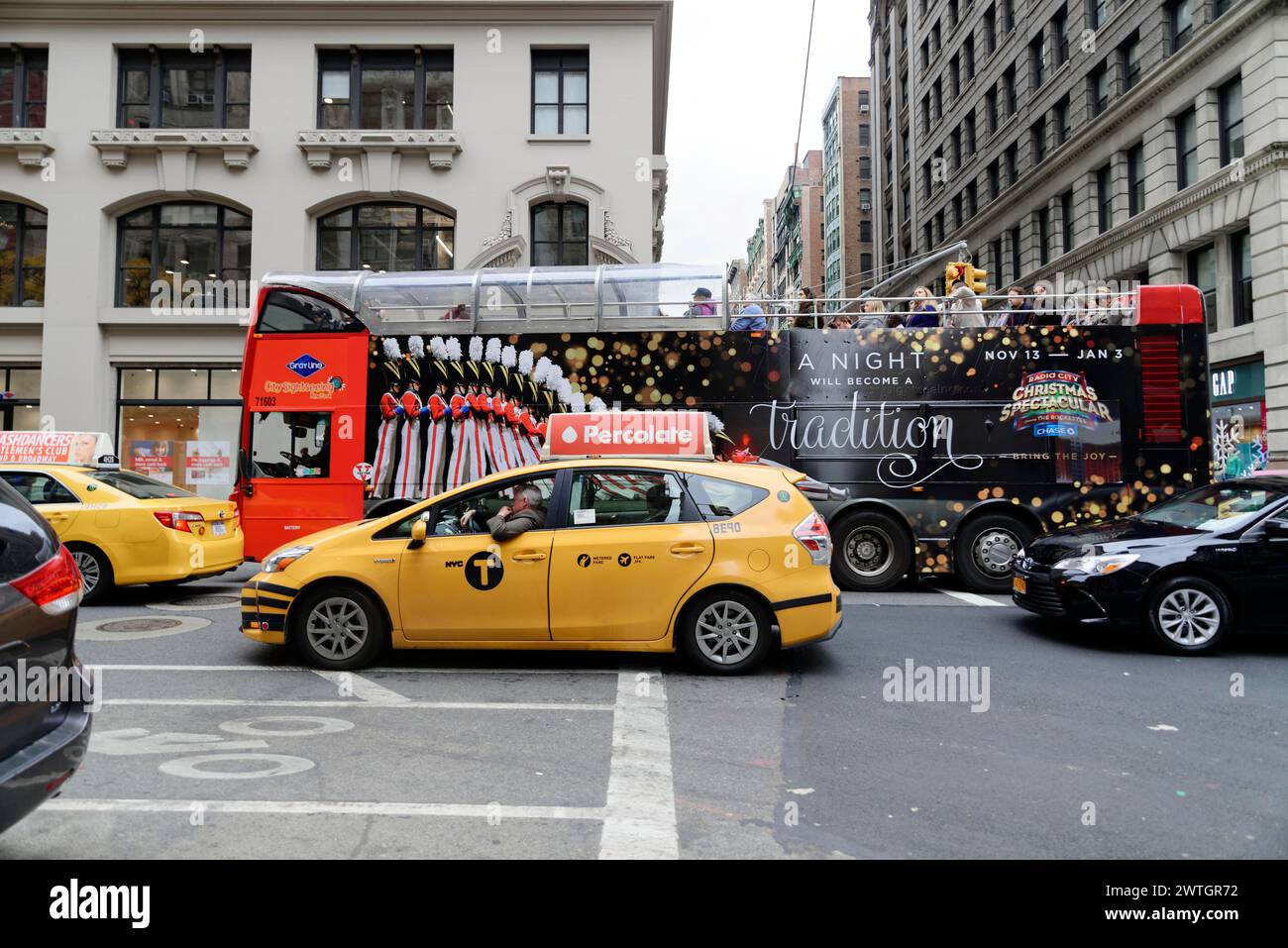 Un bus touristique annonçant un événement nocturne traverse New York, Manhattan, New York City, New York, États-Unis, Amérique du Nord Banque D'Images