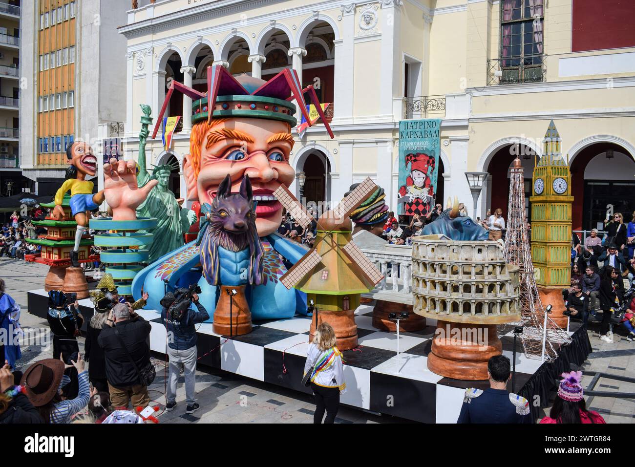 Patras, Grèce. 17 mars 2024. Le flotteur du carnaval du roi est vu devant le théâtre national de la ville pendant le défilé du carnaval. Avec plus de 180 ans d'histoire, le Carnaval de Patras, connu sous le nom de Patrino Karnavali, est le plus grand événement de ce genre du pays. Crédit : Dimitris Aspiotis/Alamy Live News Banque D'Images