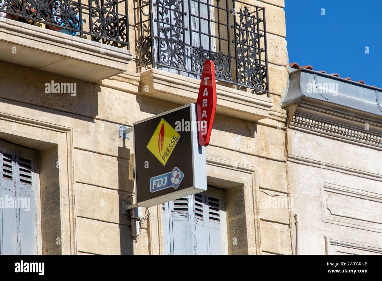 Bordeaux , France - 03 17 2024 : presse logo fdj et tabac marque et signe texte de magasin de tabac et boutique de bibliothèque française Banque D'Images
