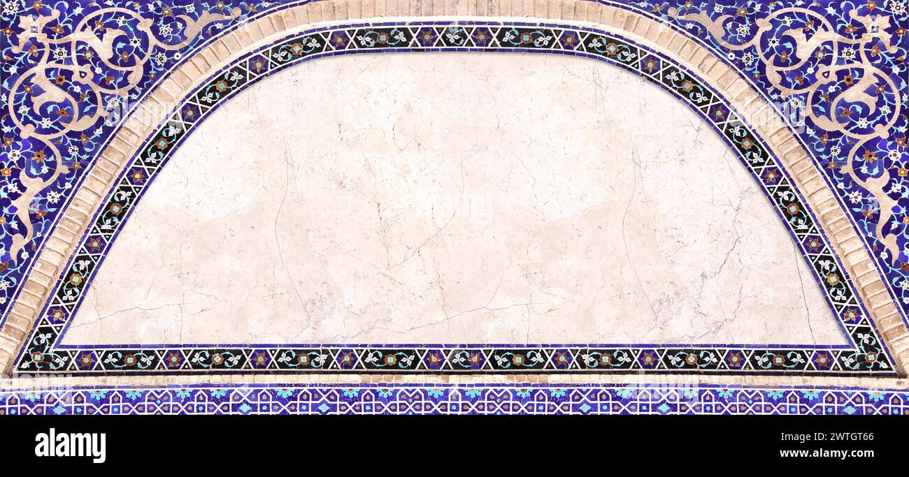 Détail du mur traditionnel en mosaïque persane avec ornement géométrique et floral, Iran. Cadre horizontal avec carreaux de céramique. Modèle de maquette. Copier l'espace f Banque D'Images