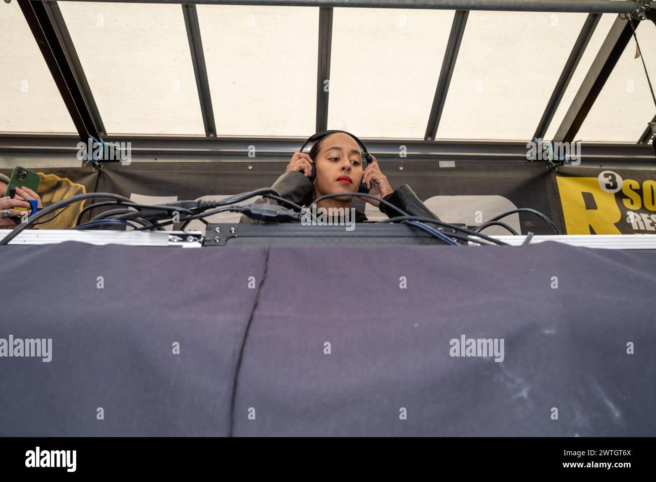 Pour célébrer la Journée mondiale de l'ONU contre le racisme, un Rave musical a lieu à Whitehall Central London. DJ's MCS Banque D'Images