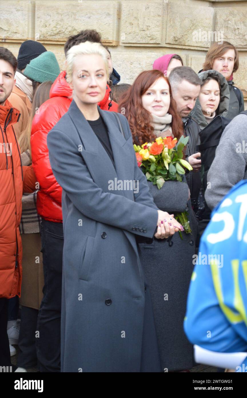 Berlin, Allemagne - 17 mars 2024 - Ioulia Navalnaya, veuve du leader de l'opposition russe Alexei Navalny, en queu pour voter à l'ambassade de Russie à Berlin. (Photo de Markku Rainer Peltonen) Banque D'Images