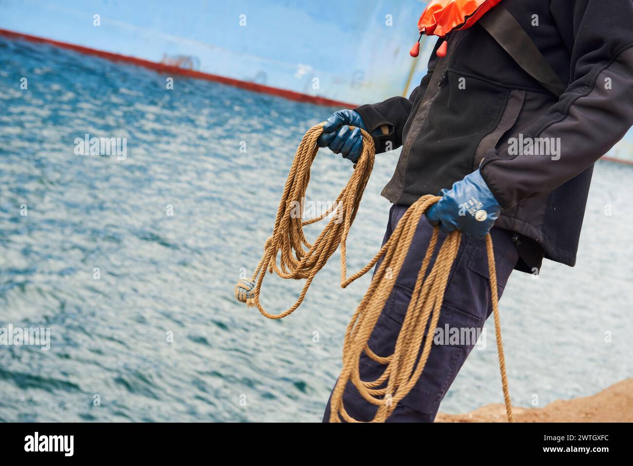 Vue partielle du docker avec des cordes dans ses mains dans le port de Bilbao, Gascogne, pays Basque, Euskadi, Espagne, Europe Banque D'Images