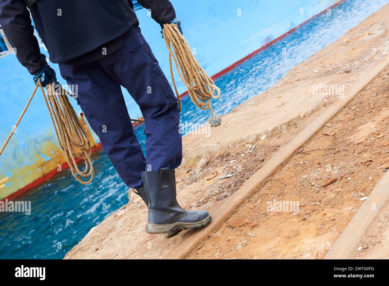 Vue partielle du docker avec des cordes dans ses mains dans le port de Bilbao, Gascogne, pays Basque, Euskadi, Espagne, Europe Banque D'Images
