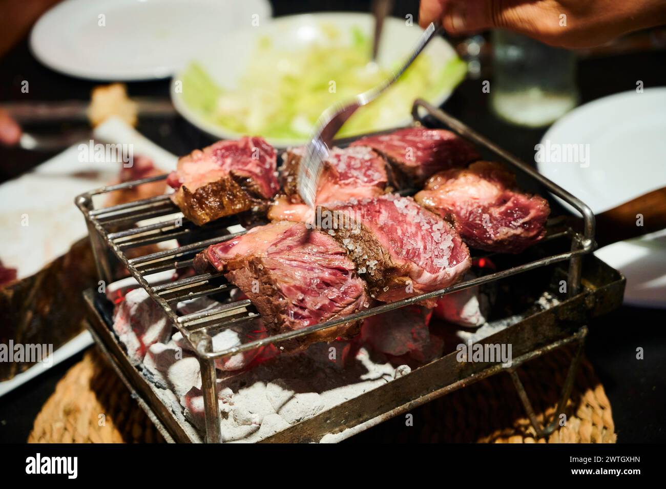 détail de la viande rouge en cours de cuisson sur le gril Banque D'Images