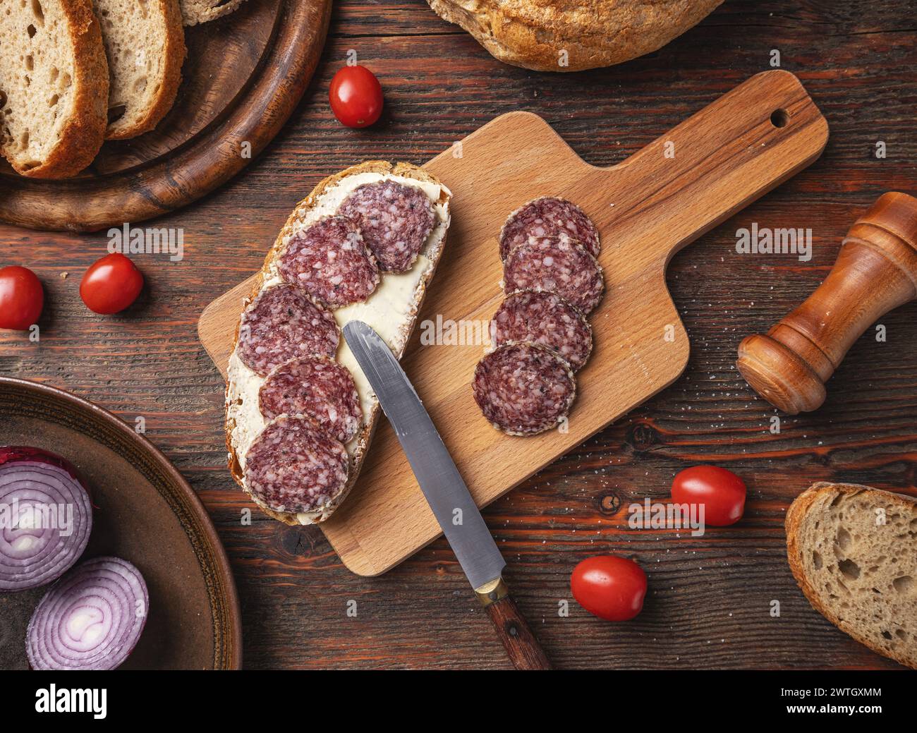 Petit déjeuner simple de salami épicé finement tranché sur du pain de blé entier Banque D'Images