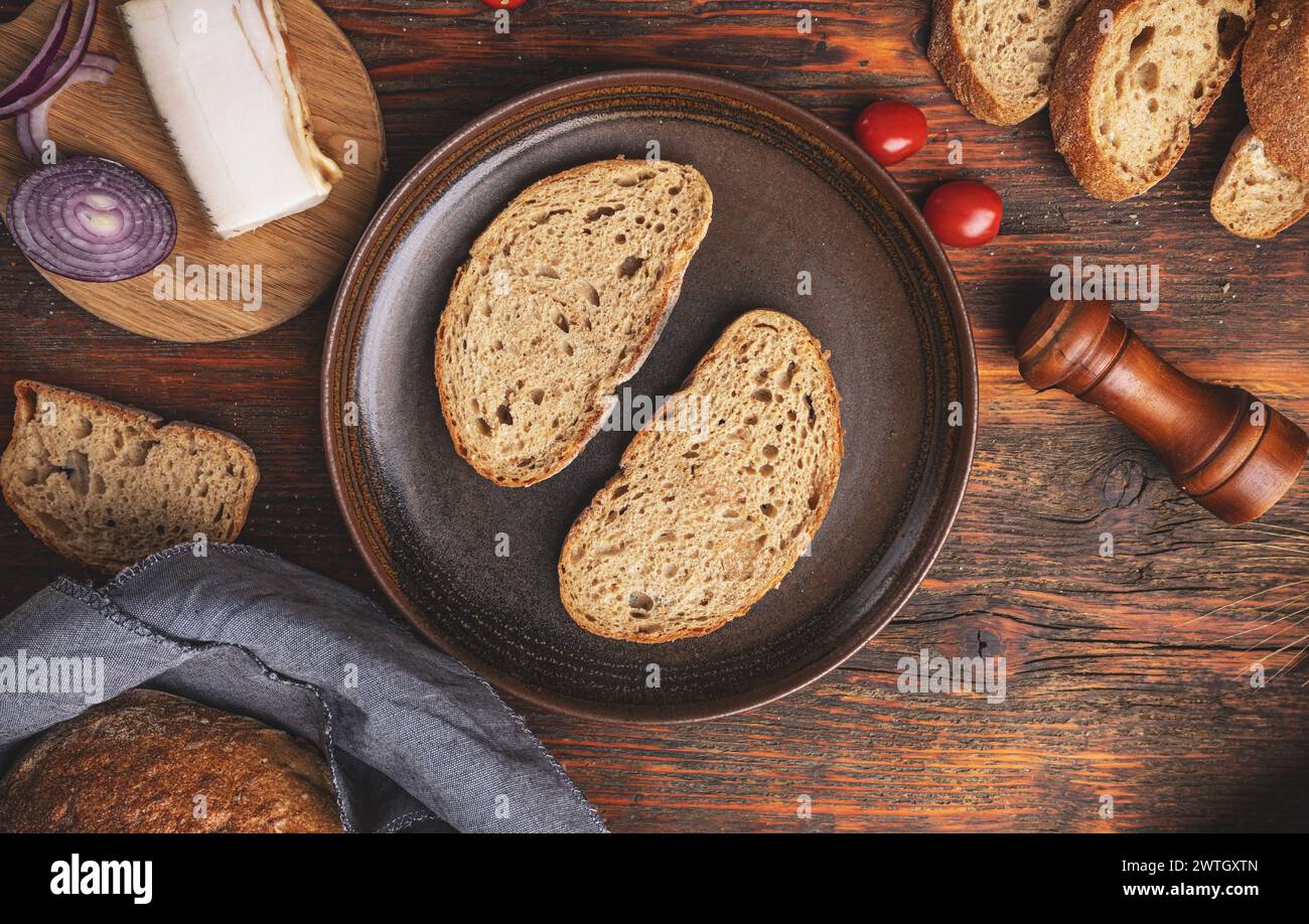 Tranches de pain au levain fraîchement cuites, vue de dessus Banque D'Images