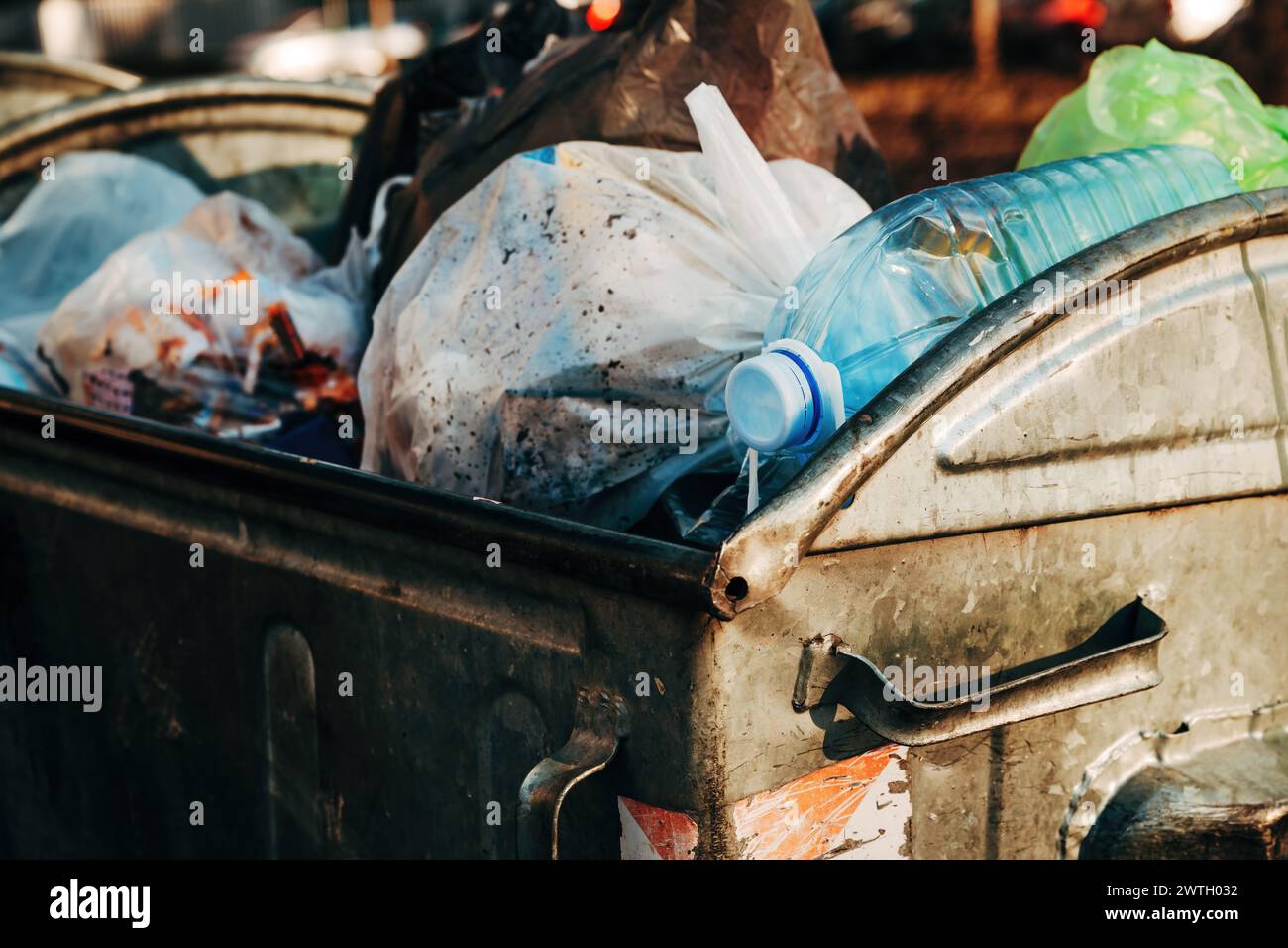 Déchets et ordures dans une benne à ordures métallique dans la rue, mise au point sélective Banque D'Images